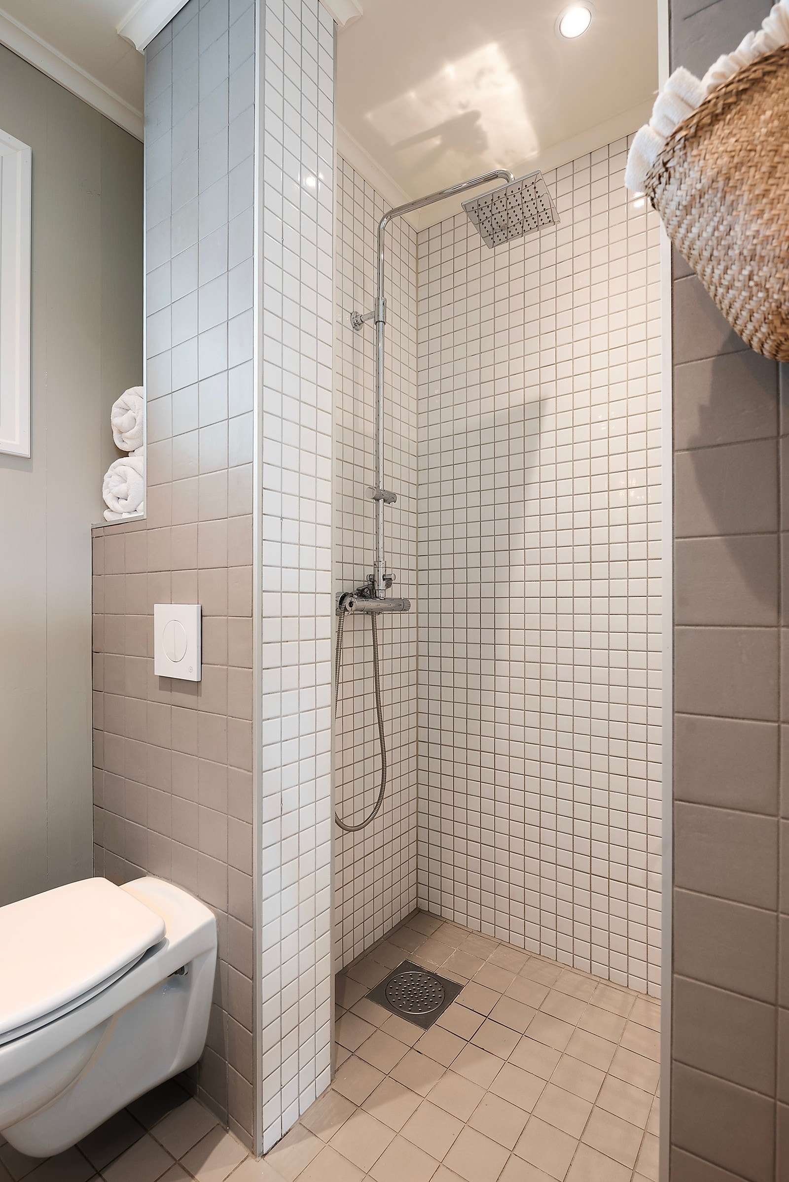 Badet var nytt i 2012 og pent flislagt med varmekabler i gulvet Galleribilde