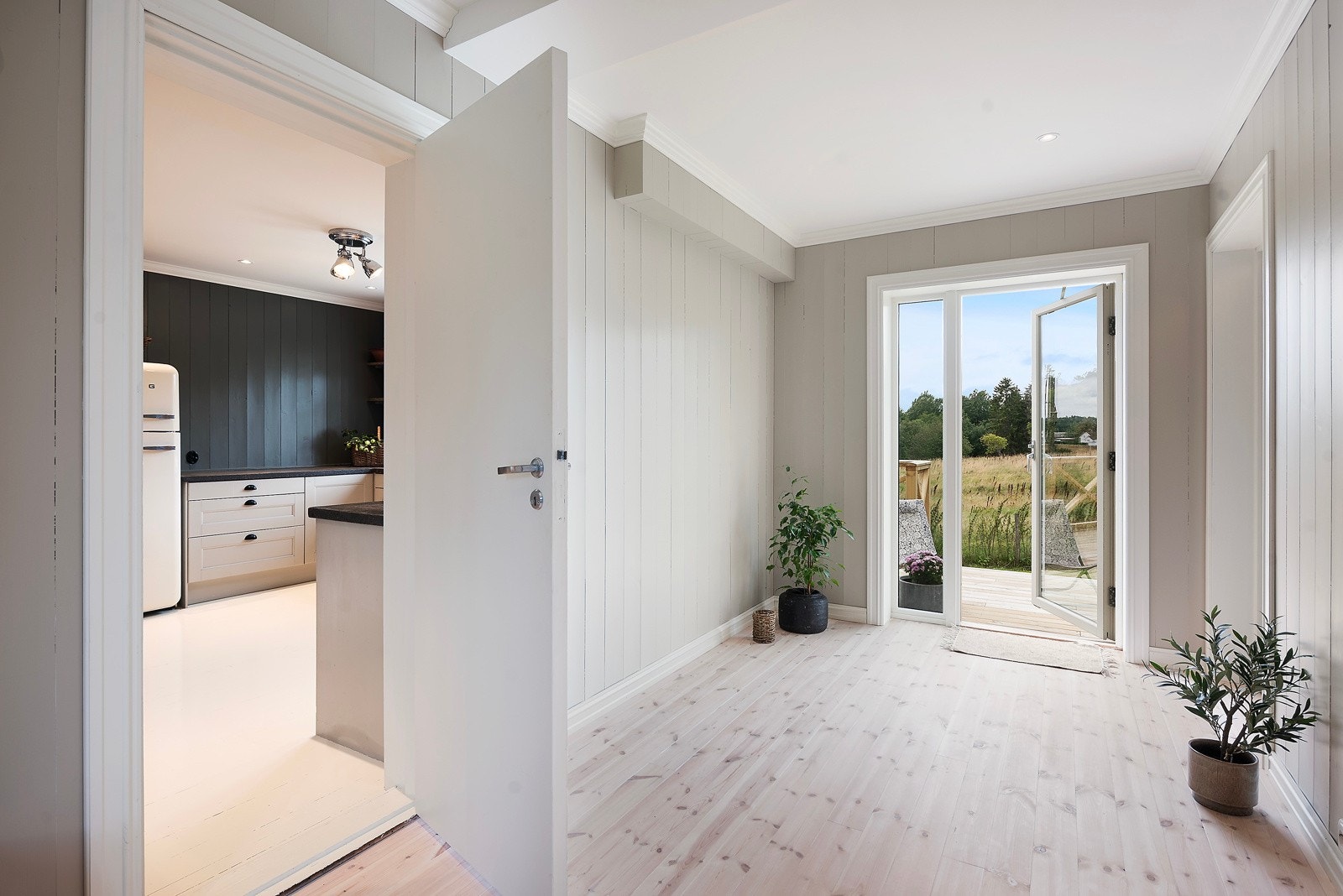 Her har du gjennomgående lys, downlights, lyse gulv og vegger som gir et stilrent og helhetlig utseende Galleribilde