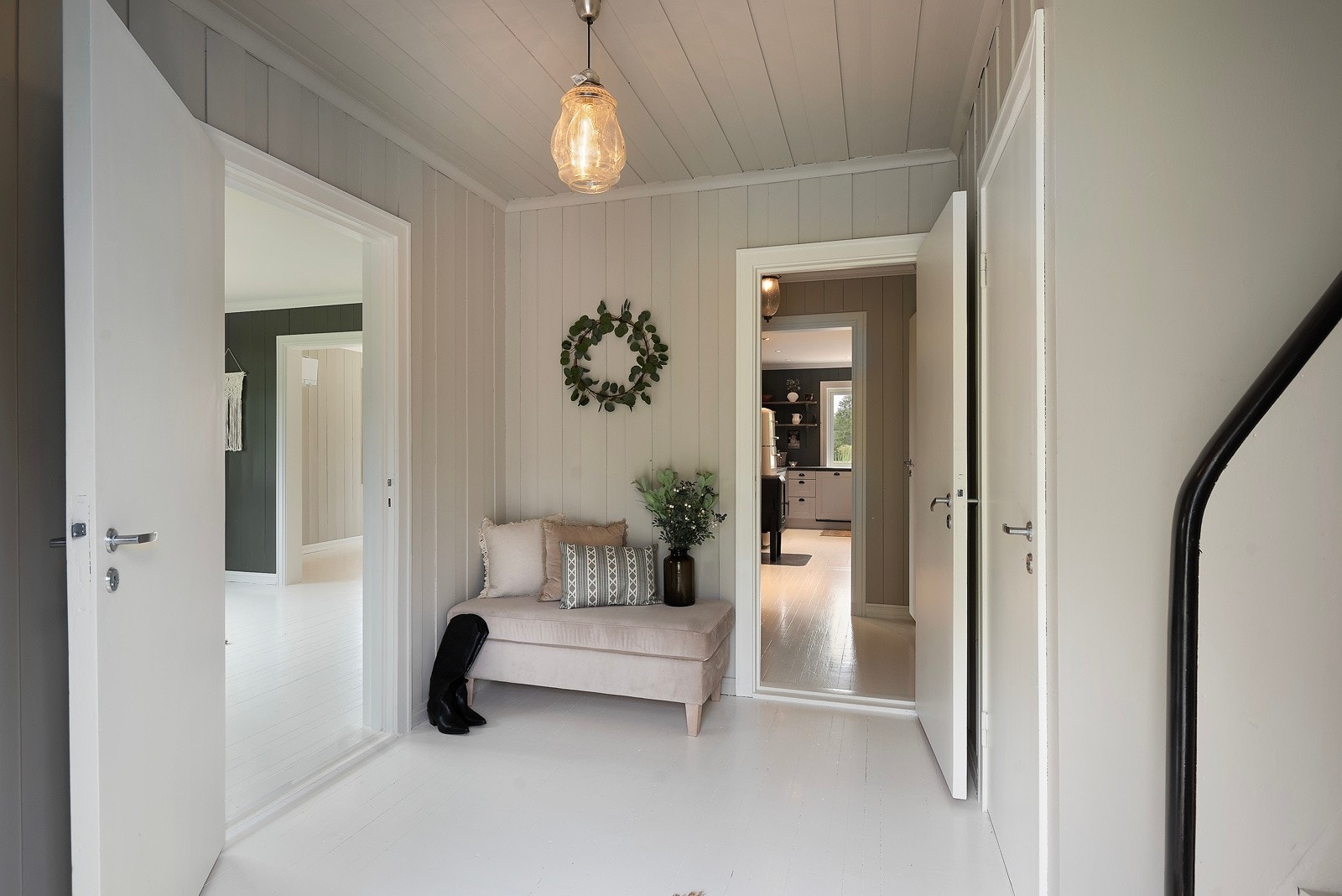 Fra trapperommet har du adkomst til 2.etasje, kjøkken og stue Galleribilde