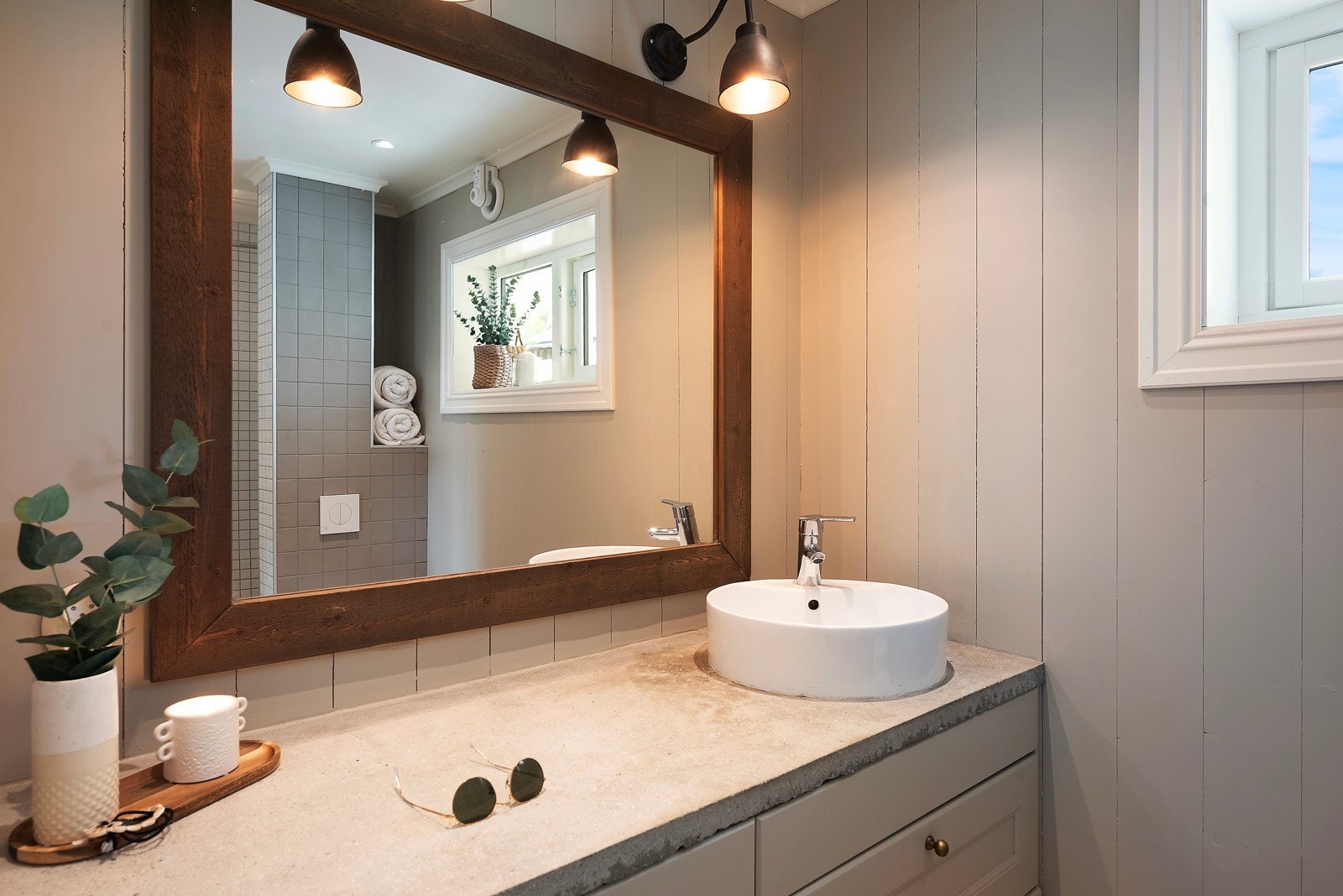 Badet er beliggende med adkomst fra gang mellom trappegang og kjøkken Galleribilde