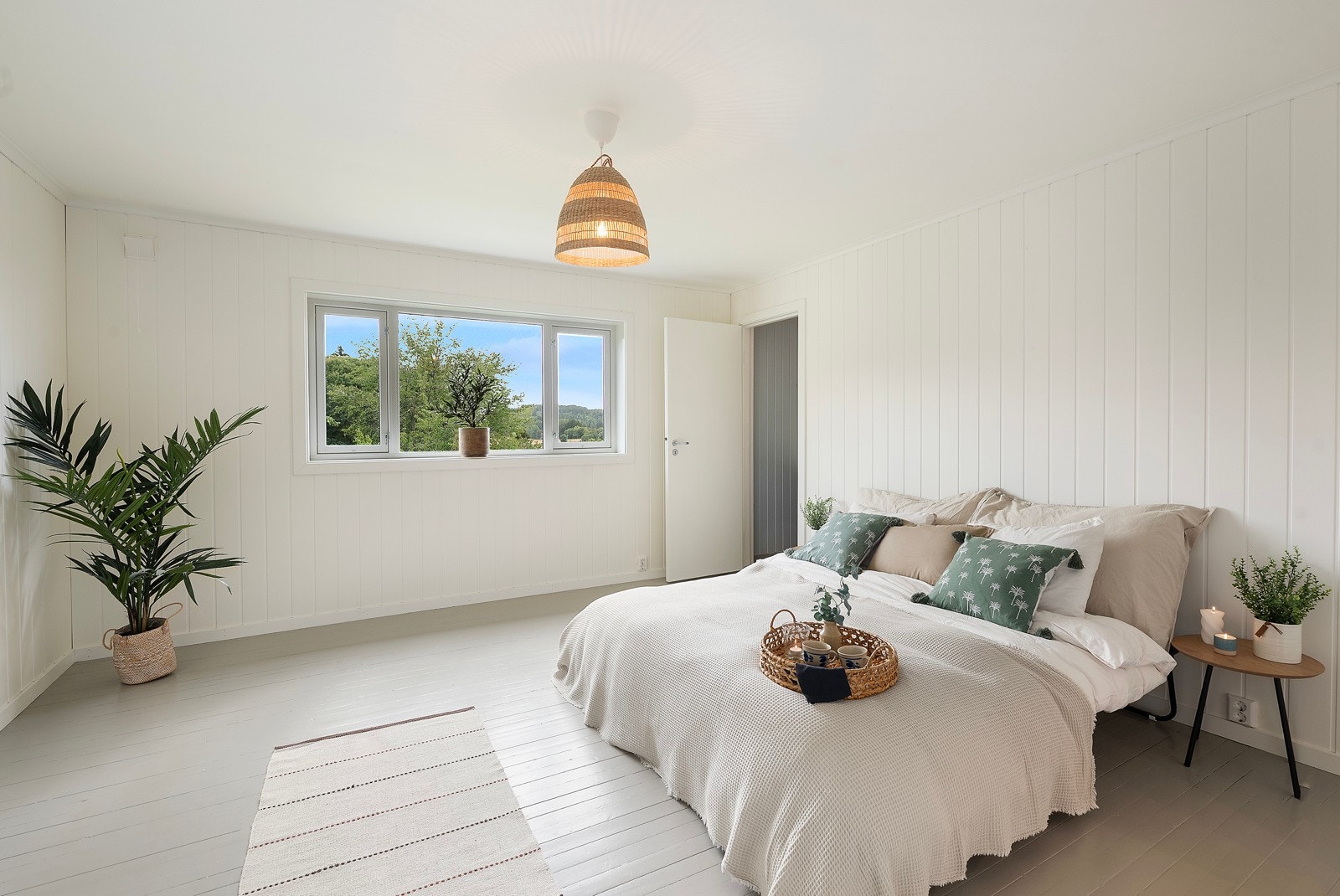 Soverommene har en god størrelse, store vindusflater og er malt i lys farge Galleribilde