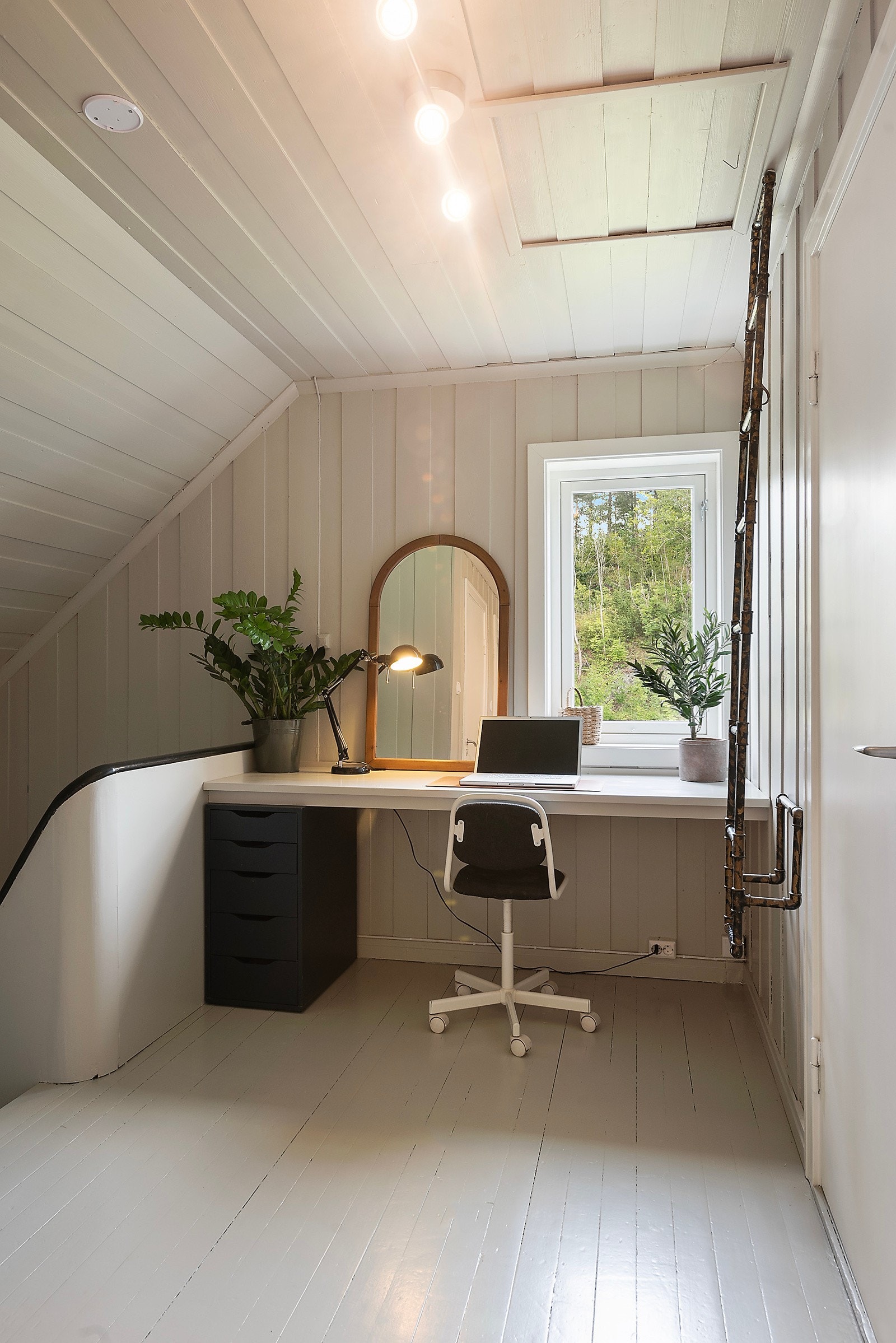 På toppen av trappen i 2.etasje er det laget en liten kontorplass Galleribilde