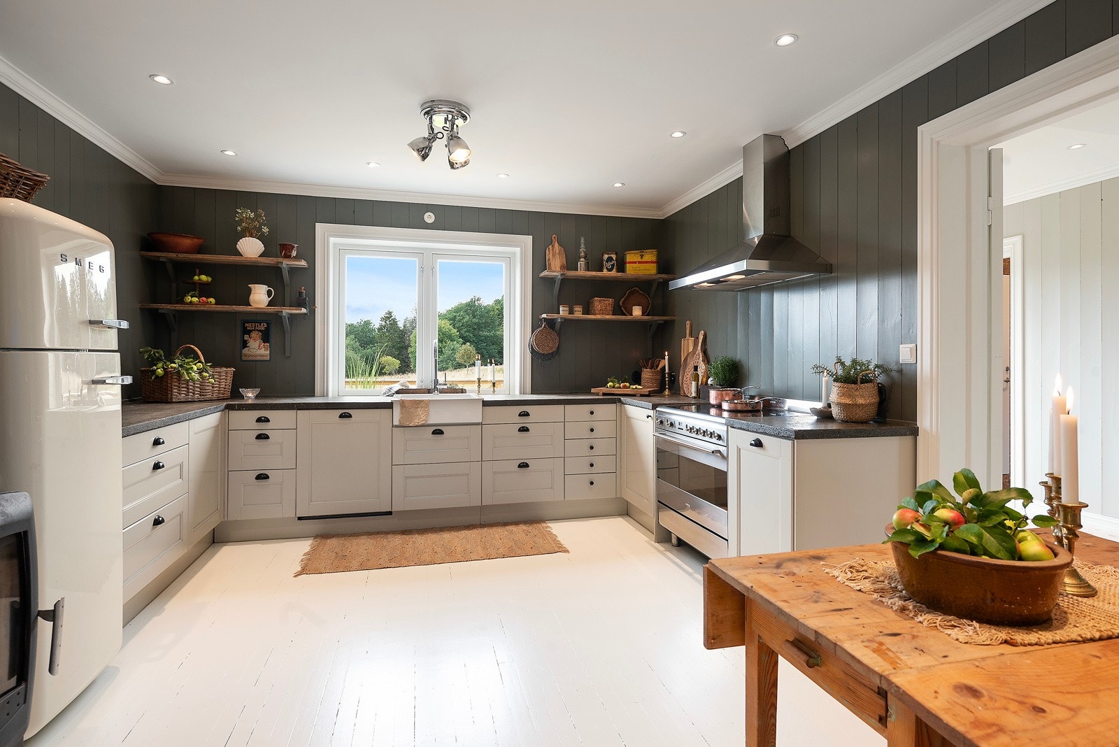 Det er god plass til leksehjelp og matlaging på kjøkkenet Galleribilde