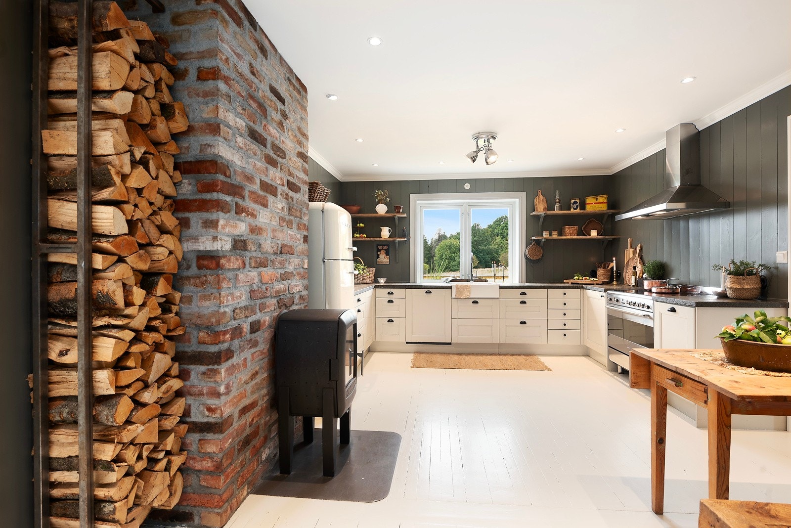 Her har du et moderne og landlig utseende i et romslig rom Galleribilde