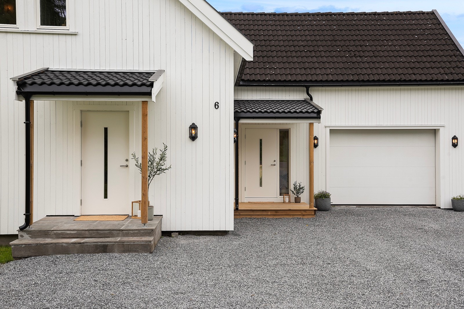 Garasjen ligger i tilknytning til boligen Galleribilde