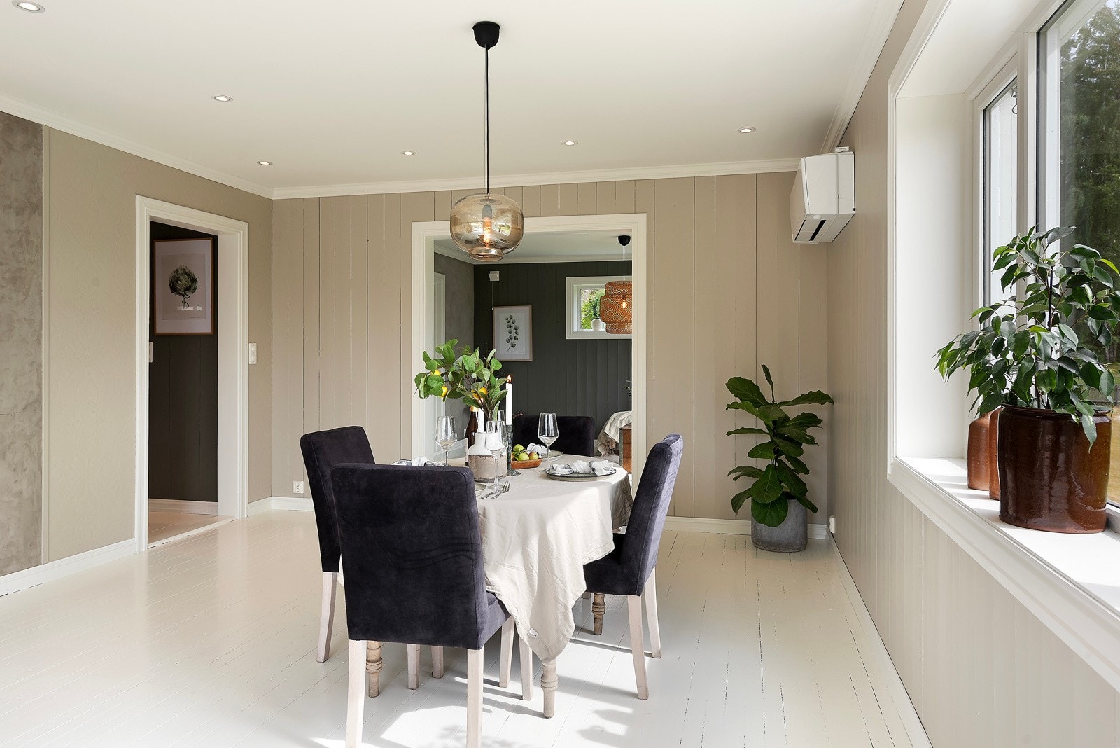 Fra kjøkkenet kommer du videre inn i spisestuen Galleribilde