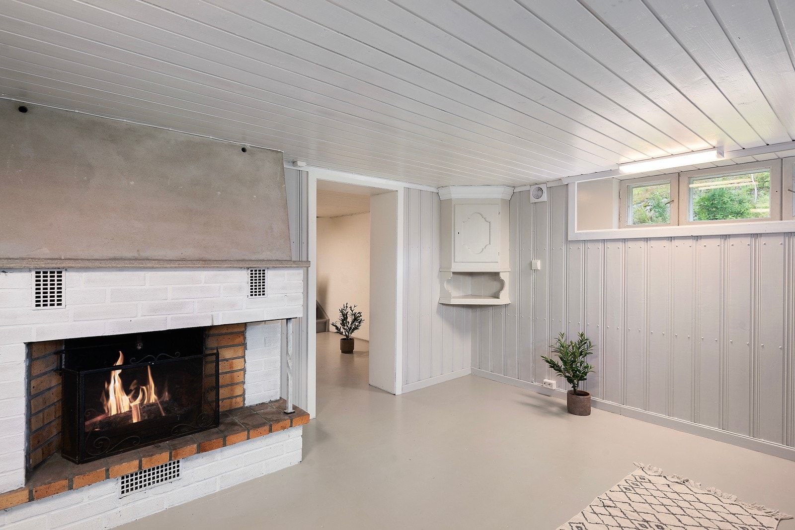 I kjelleren har du peis i innredet rom Galleribilde