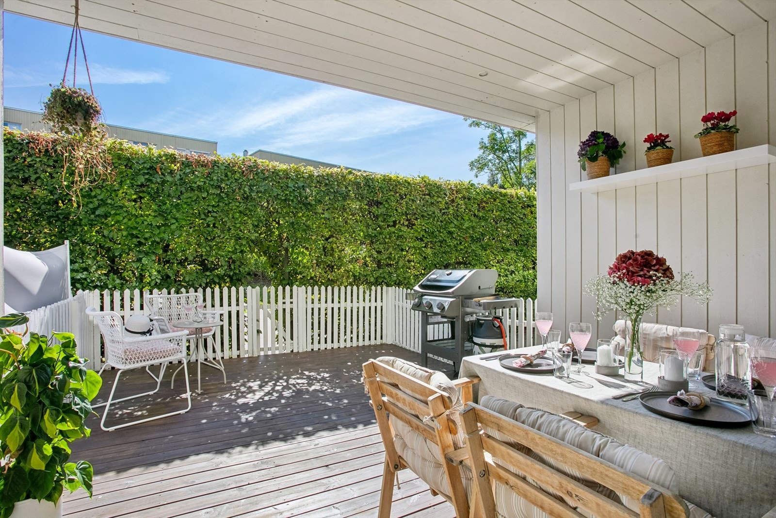 Inngjerdet sydvendt terrasse/hagedel på totalt 18m². Galleribilde