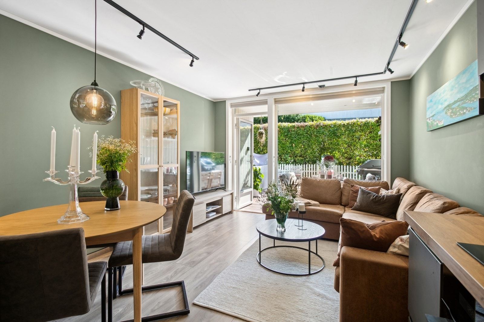 Romslig stue med plass til både sofa og spiseplass. Galleribilde