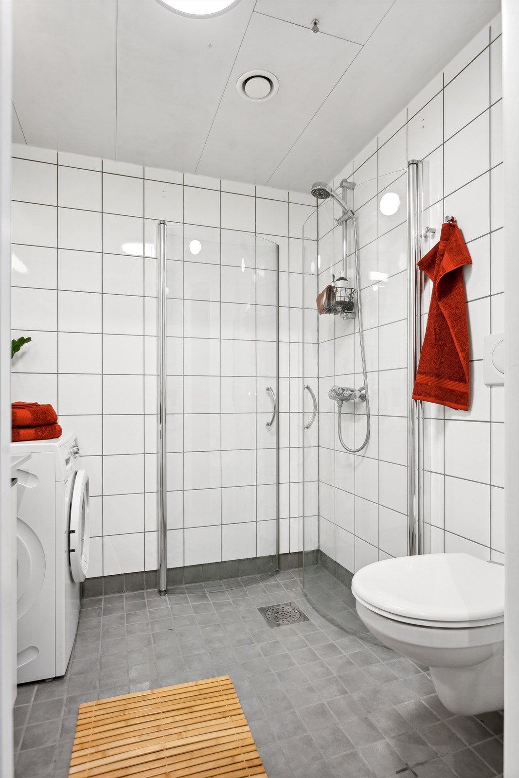 Pent bad/wc fra byggeår (2007) med varmekabler og opplegg til vaskemaskin. Galleribilde