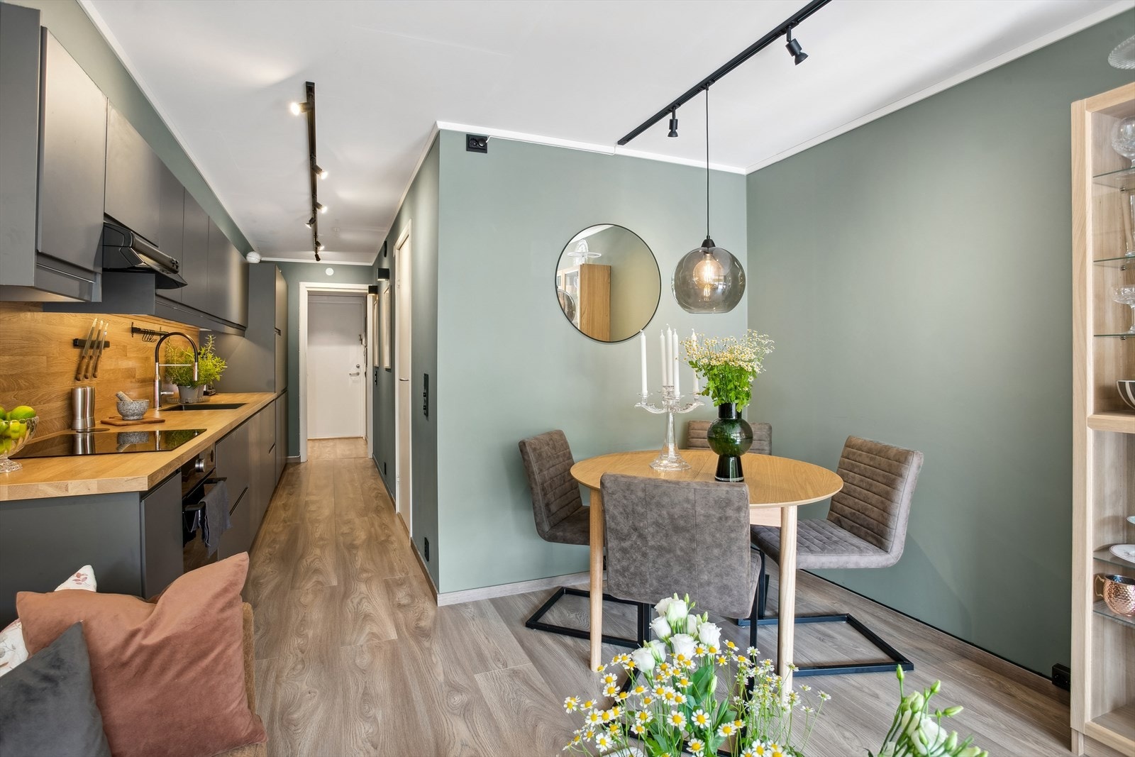 Stue med åpen kjøkkenløsning. Galleribilde