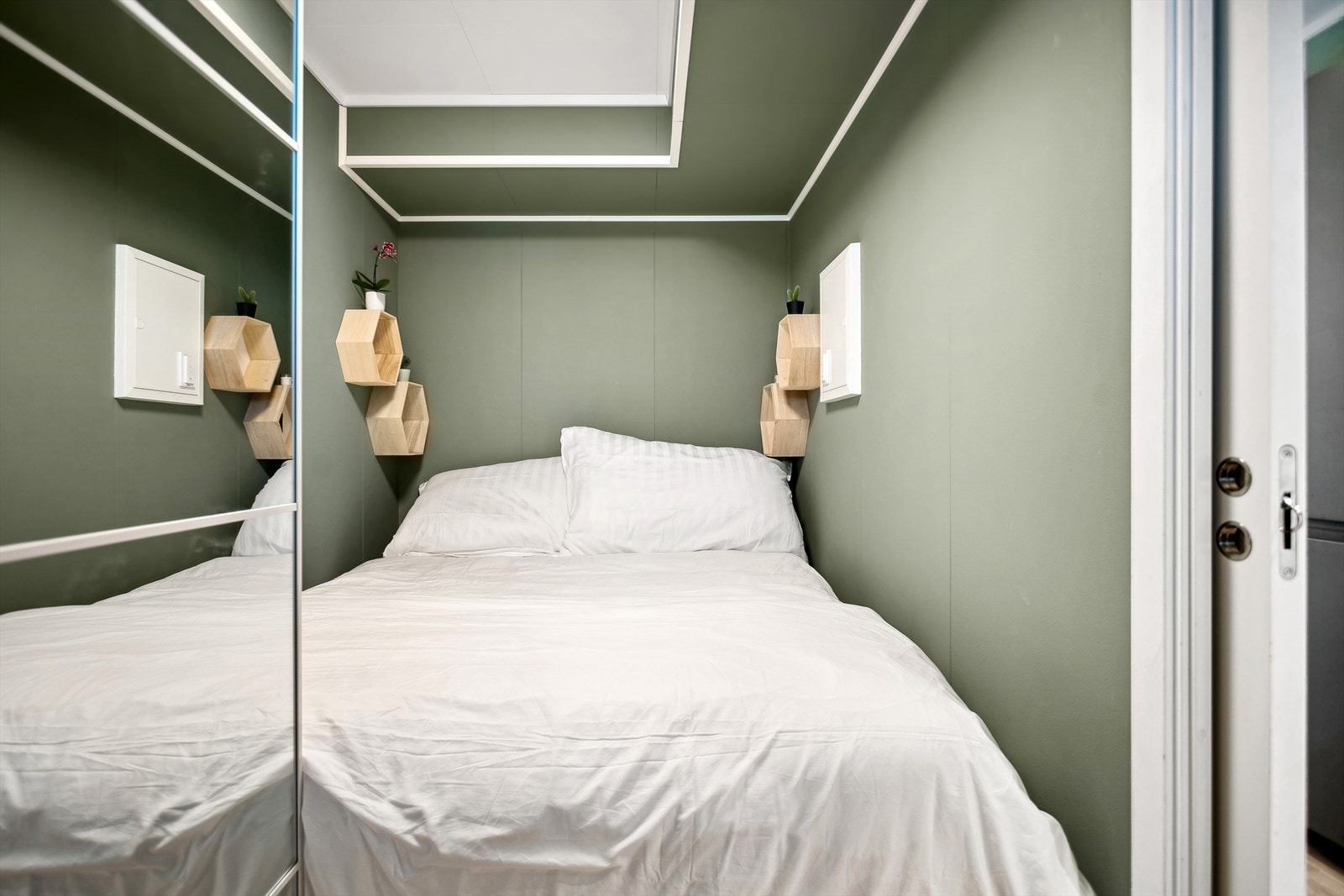 Soverommet har plass til dobbeltseng og garderobeskap. Galleribilde