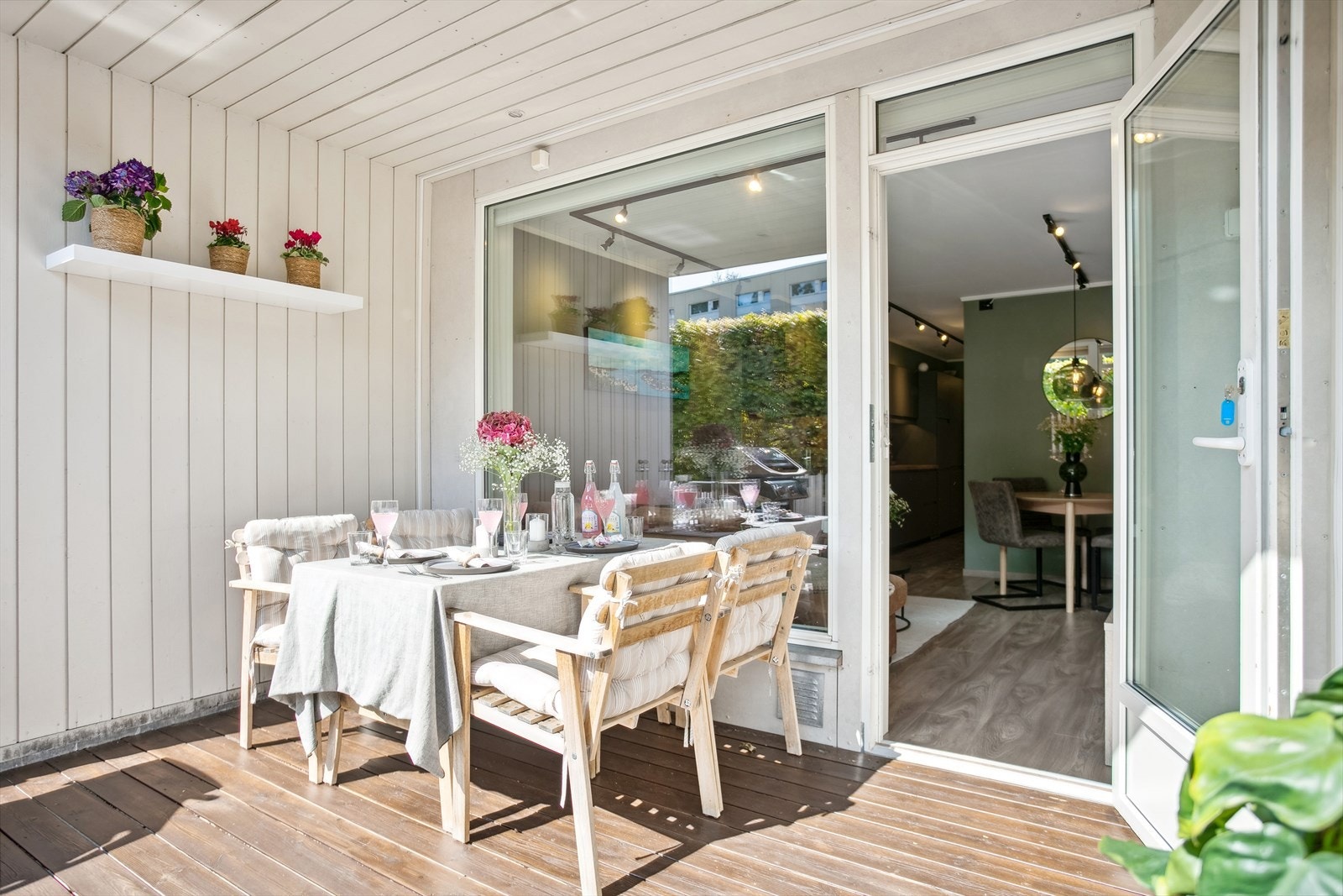 Stor terrasse på 18m² med gode solforhold. Galleribilde