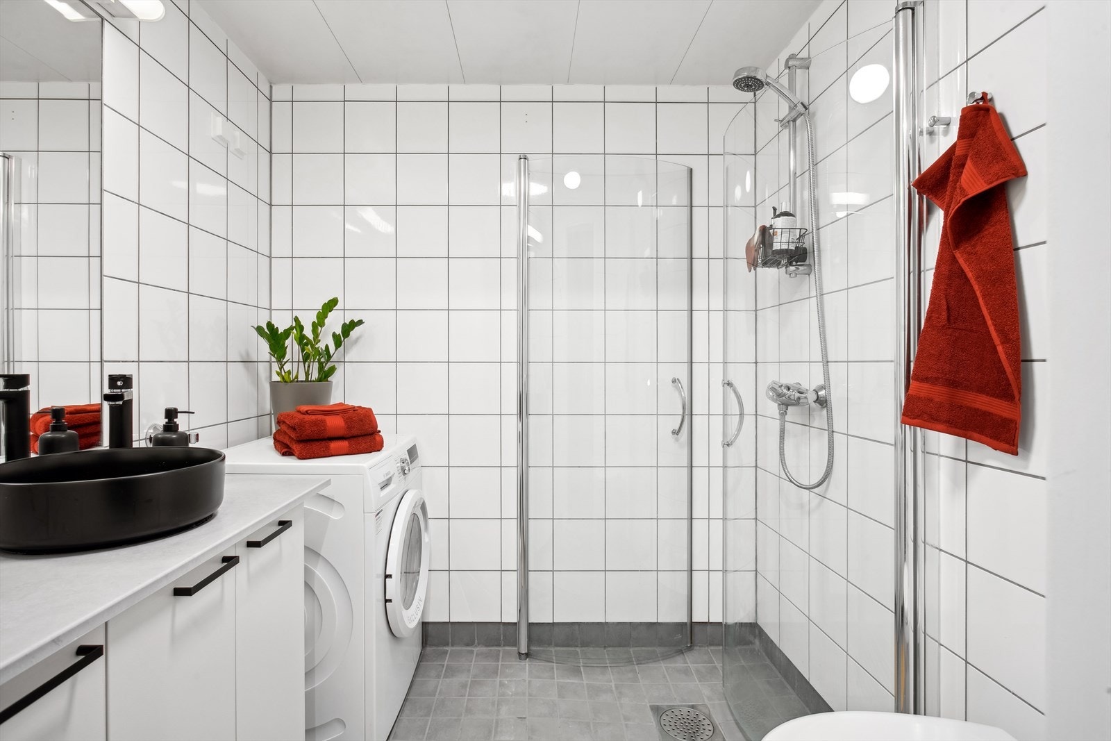 Pent bad/wc fra byggeår (2007) med varmekabler og opplegg til vaskemaskin. Galleribilde
