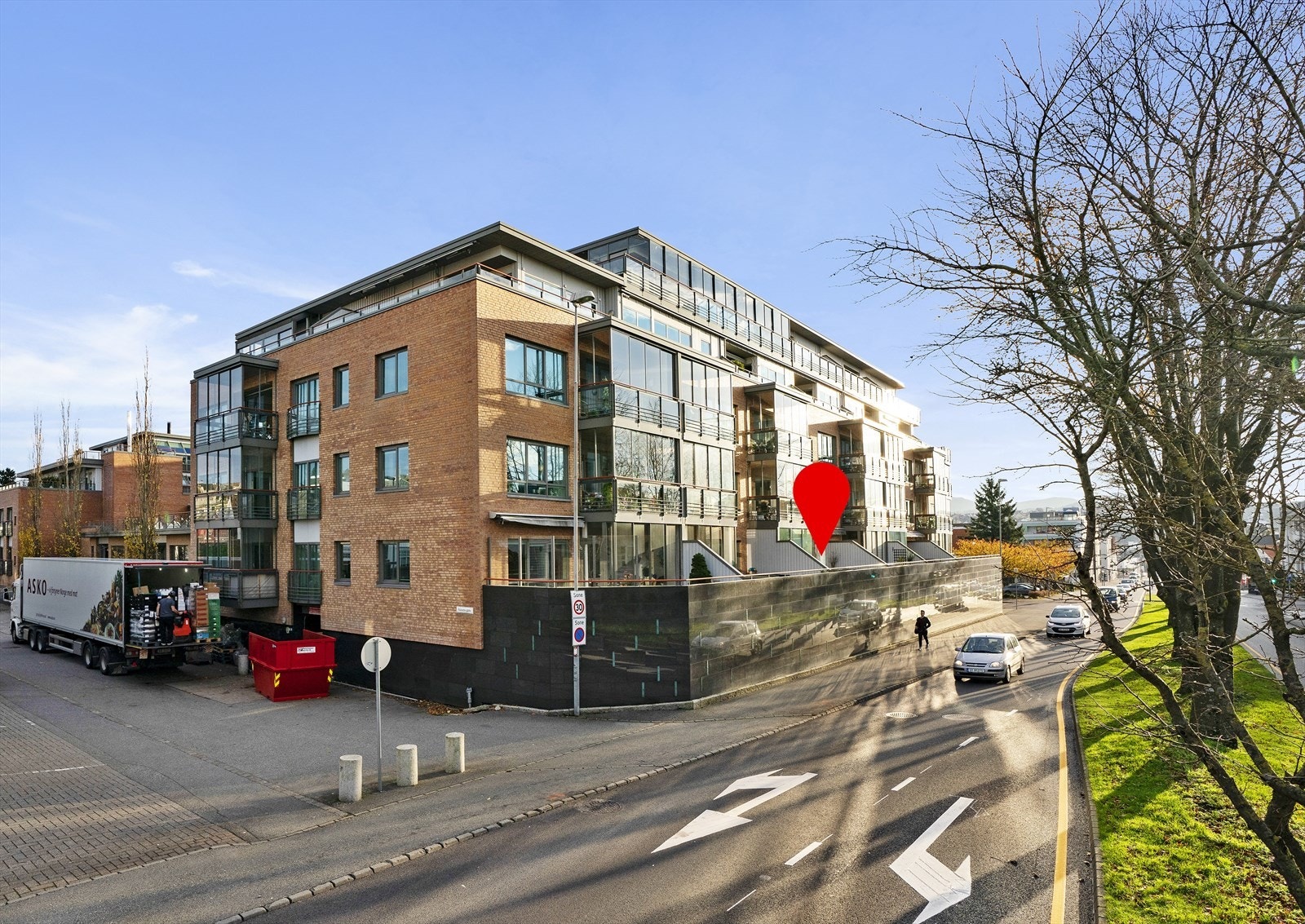 Meget kjekk leilighet i populære Byhagen. Her ligger alt til rette for en enklere hverdag med alt en trenger i umiddelbar nærhet. Galleribilde