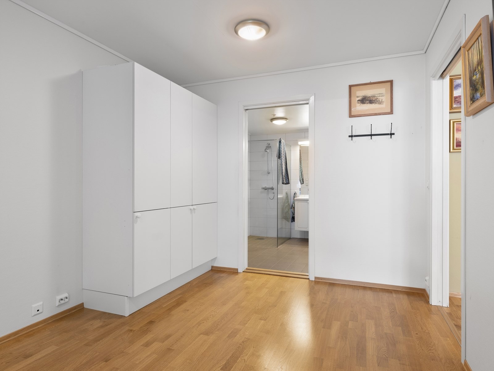 Romslig soverom med privat bad Galleribilde