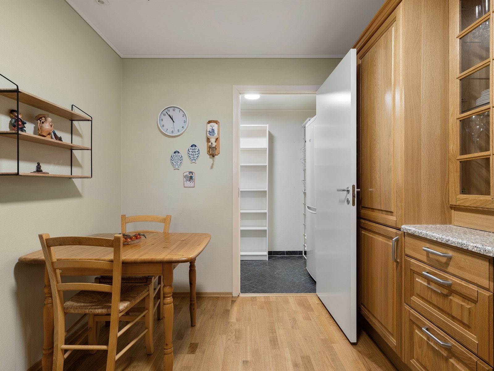 Plass til lite spisebord på kjøkkenet. Innenfor kjøkkenet er det vaskerom/bod Galleribilde