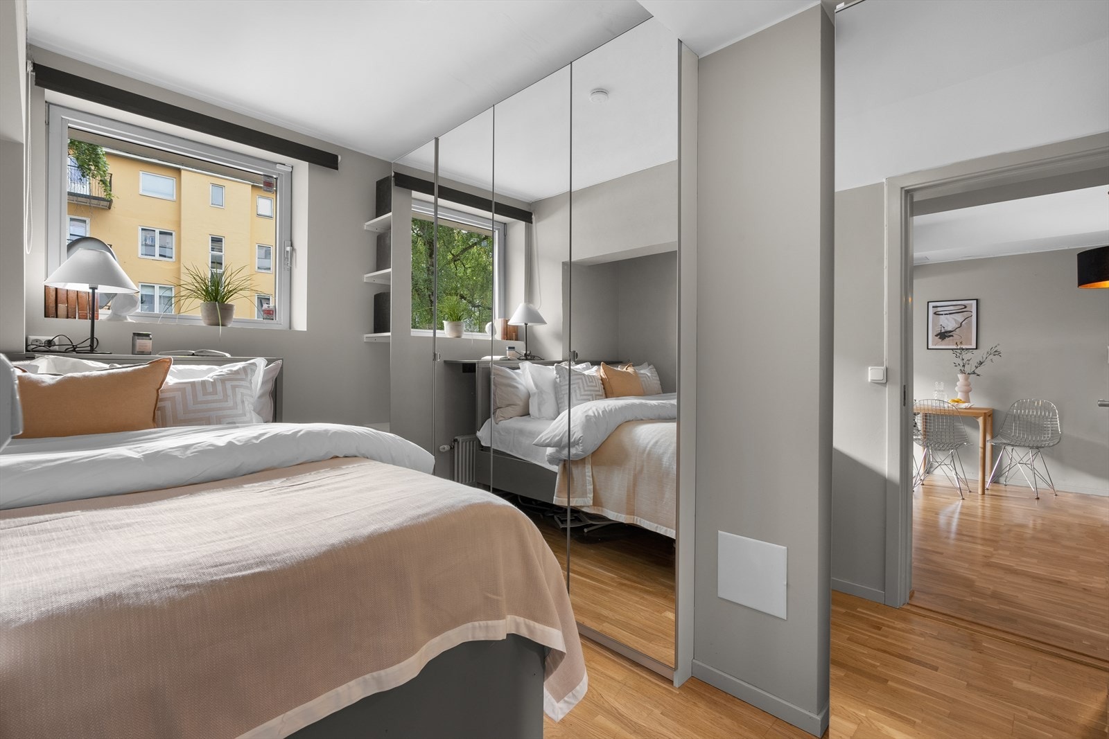 Lyst og innbydende soverom med plassbygget dobbeltseng. Galleribilde