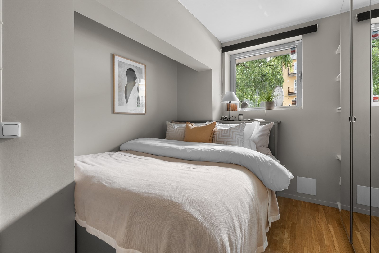 Soverommet har romslig garderobe og god plass til oppbevaring. Galleribilde