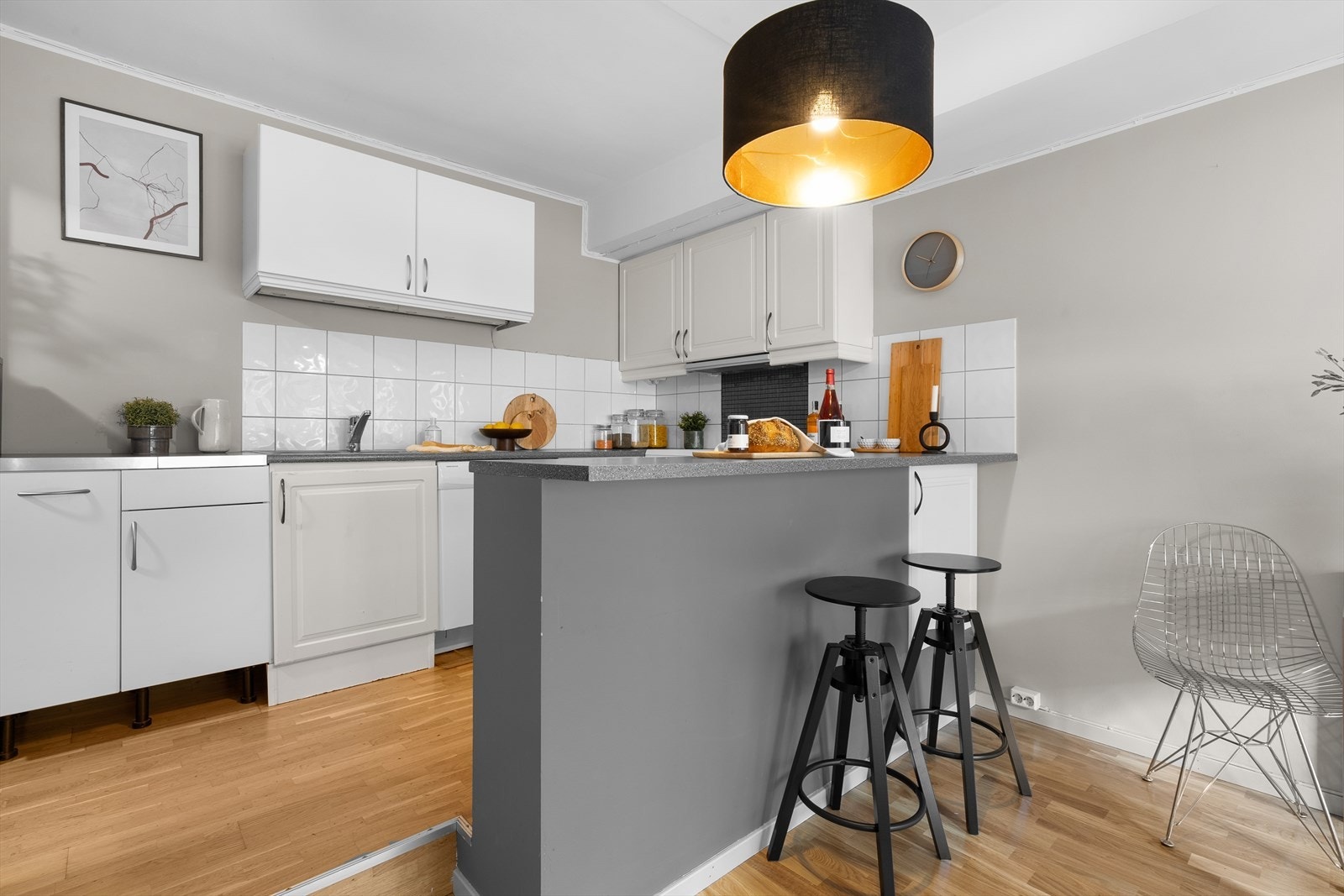 Kjøkken i åpen løsning mot stue. Galleribilde