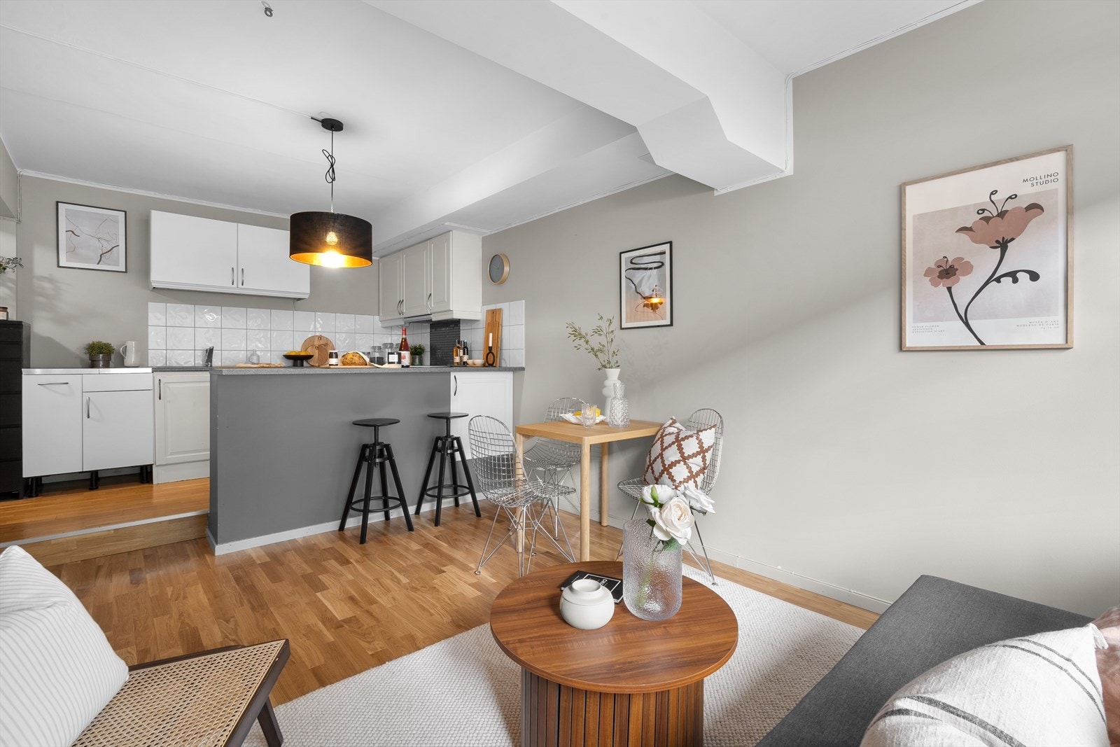 I stuen har man god plass til sofagruppe og spisebord. Galleribilde