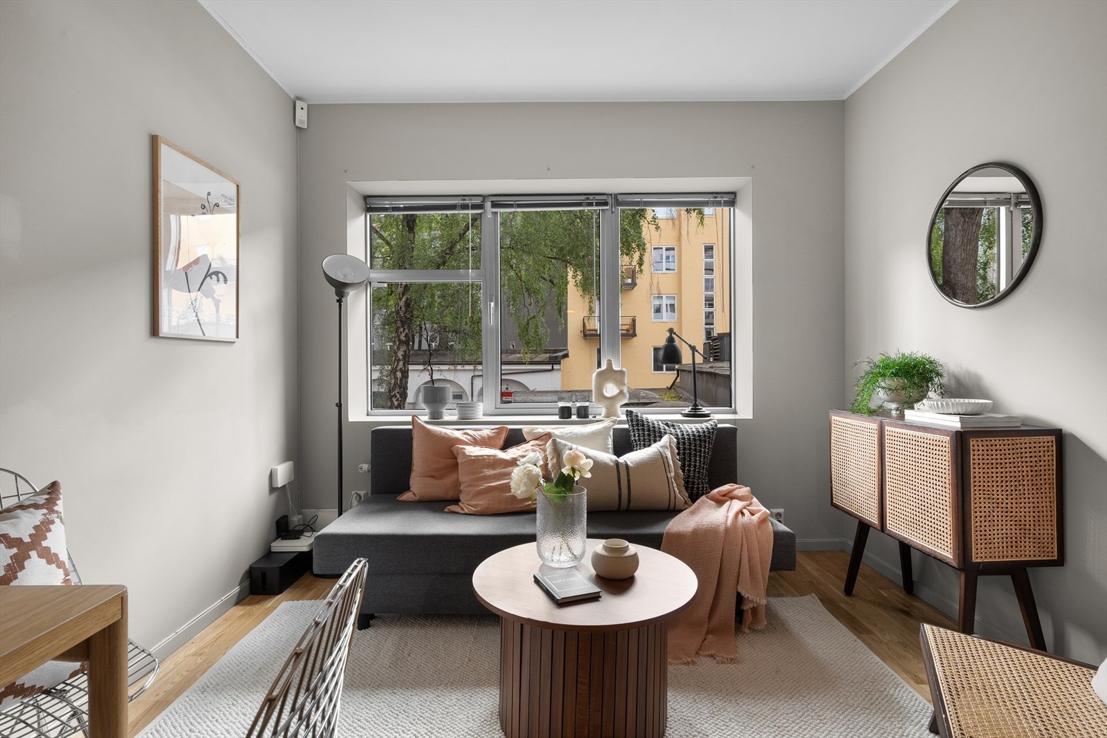 Leiligheten ligger i byggets 2. etasje og inneholder entré/gang, bad, soverom og kjøkken i åpen løsning mot stue. Galleribilde