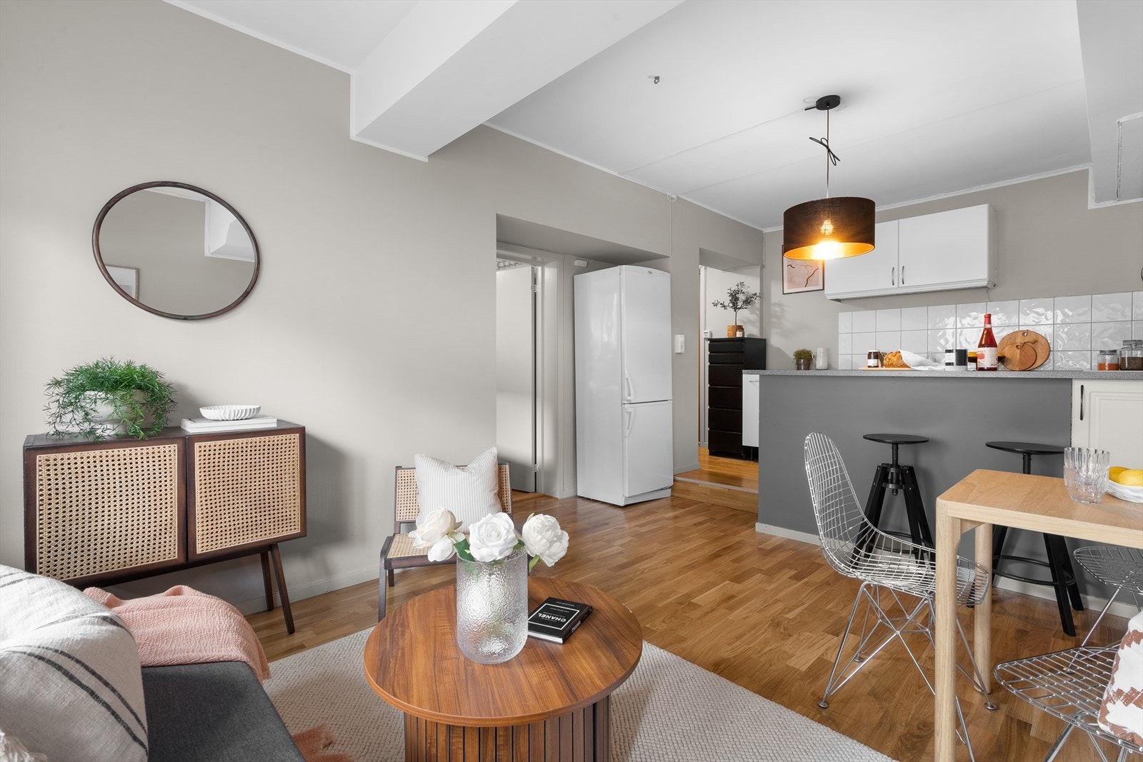 Takhøyden er målt til 2,4 meter i kjøkkenet og 2,57 meter i stuen. Galleribilde