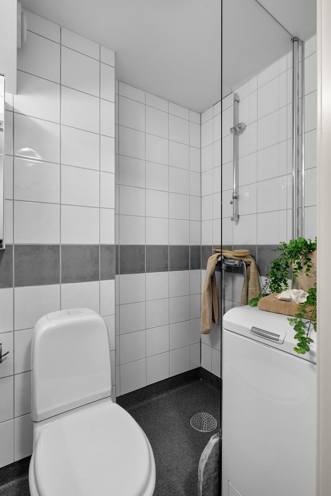 Bad fra 2000 med linoleumsbelegg (2013) og flislagte vegger. Rommet har elektriske varmekabler. Galleribilde