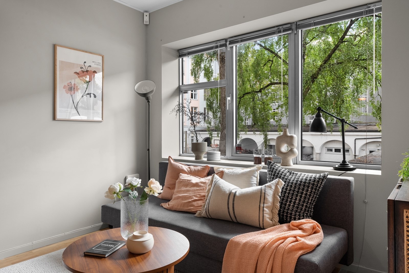 Store vindusflater gir mye naturlig lys og skaper en fin atmosfære. Galleribilde