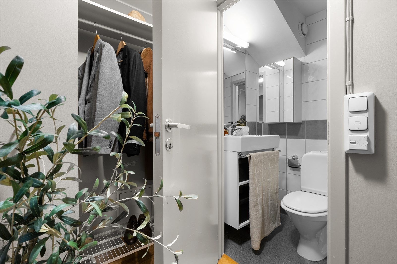 Leiligheten disponerer kjellerbod og loftsbod på hhv. ca. 4 og 3,5 m². Det er fellesvaskeri og heis i bygget. Galleribilde