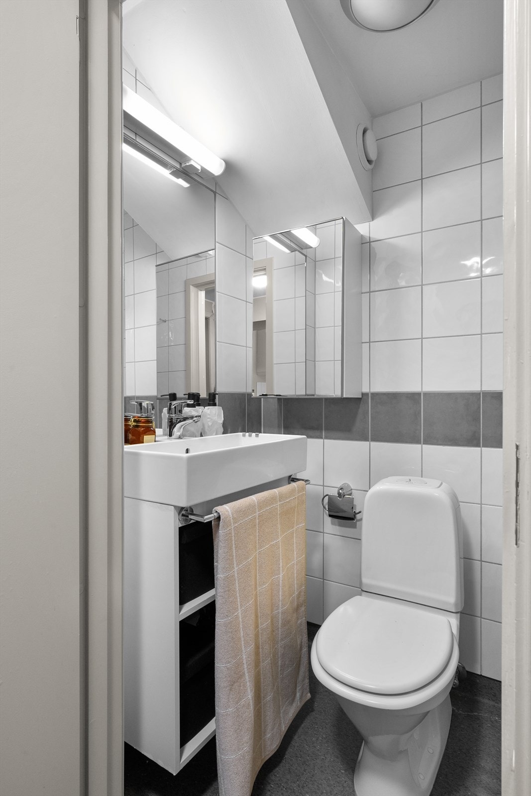 Badet er innredet med nedfelt servant, toalett, dusjhjørne og opplegg for vaskemaskin. Galleribilde