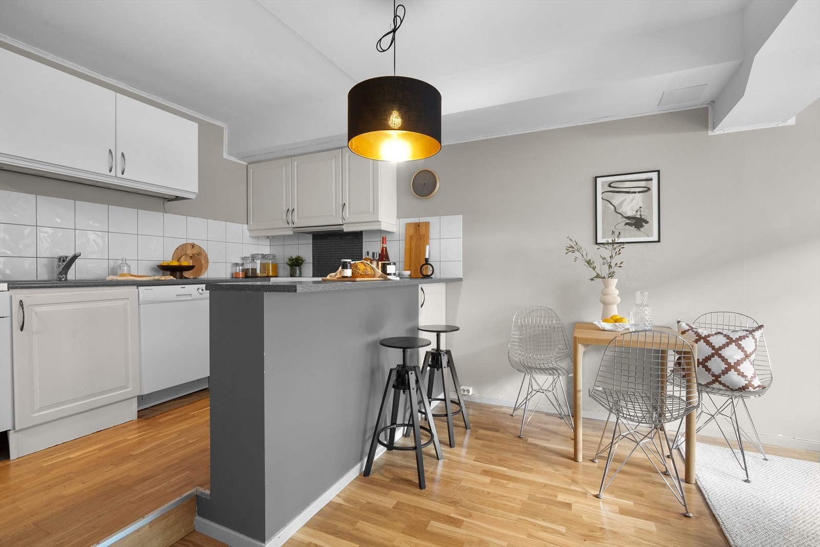 Sosial barløsning skaper et naturlig skille mellom stue og kjøkken. Galleribilde