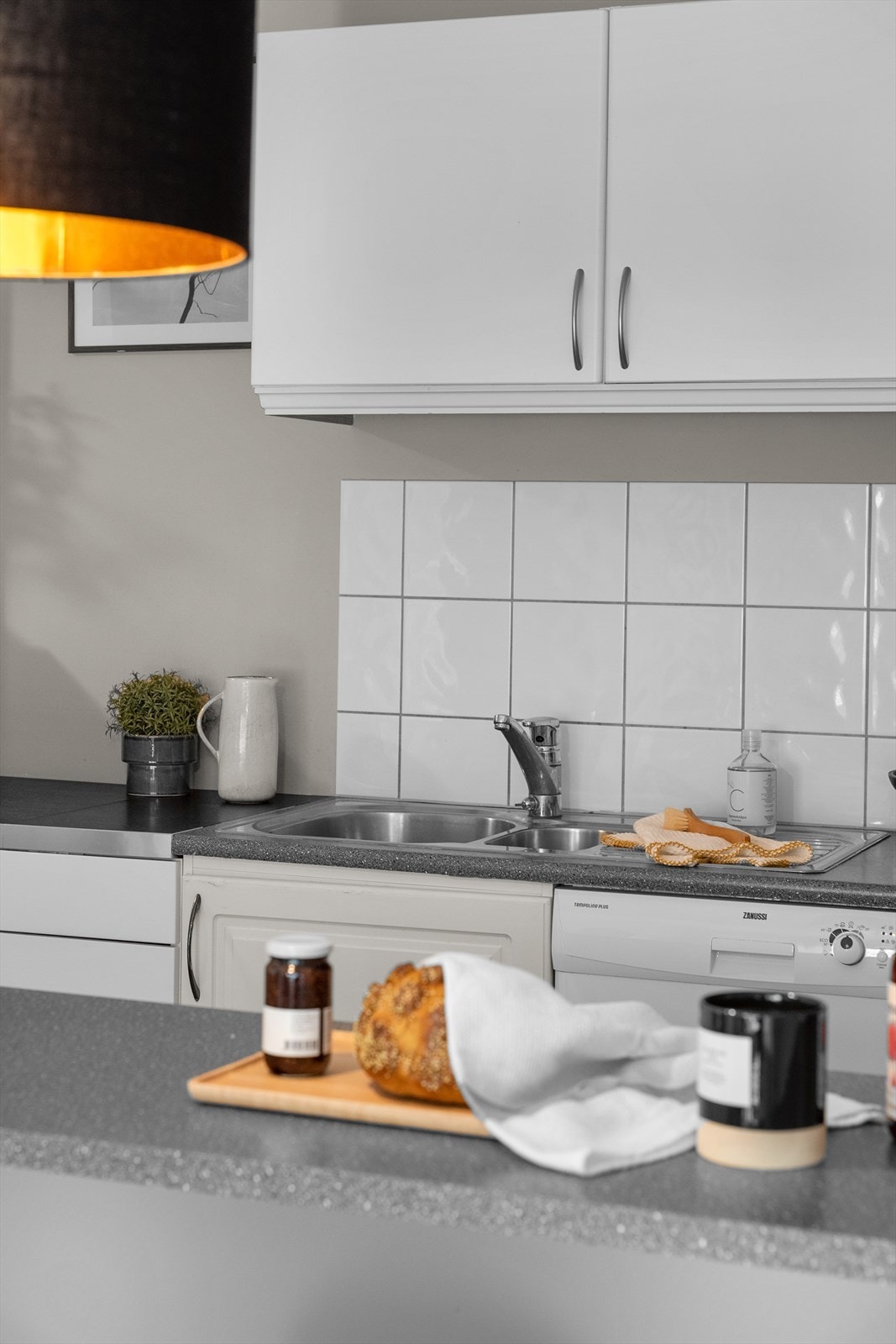 Kjøkkeninnredning fra 2001 med profilerte fronter og benkeplate i laminat. Galleribilde