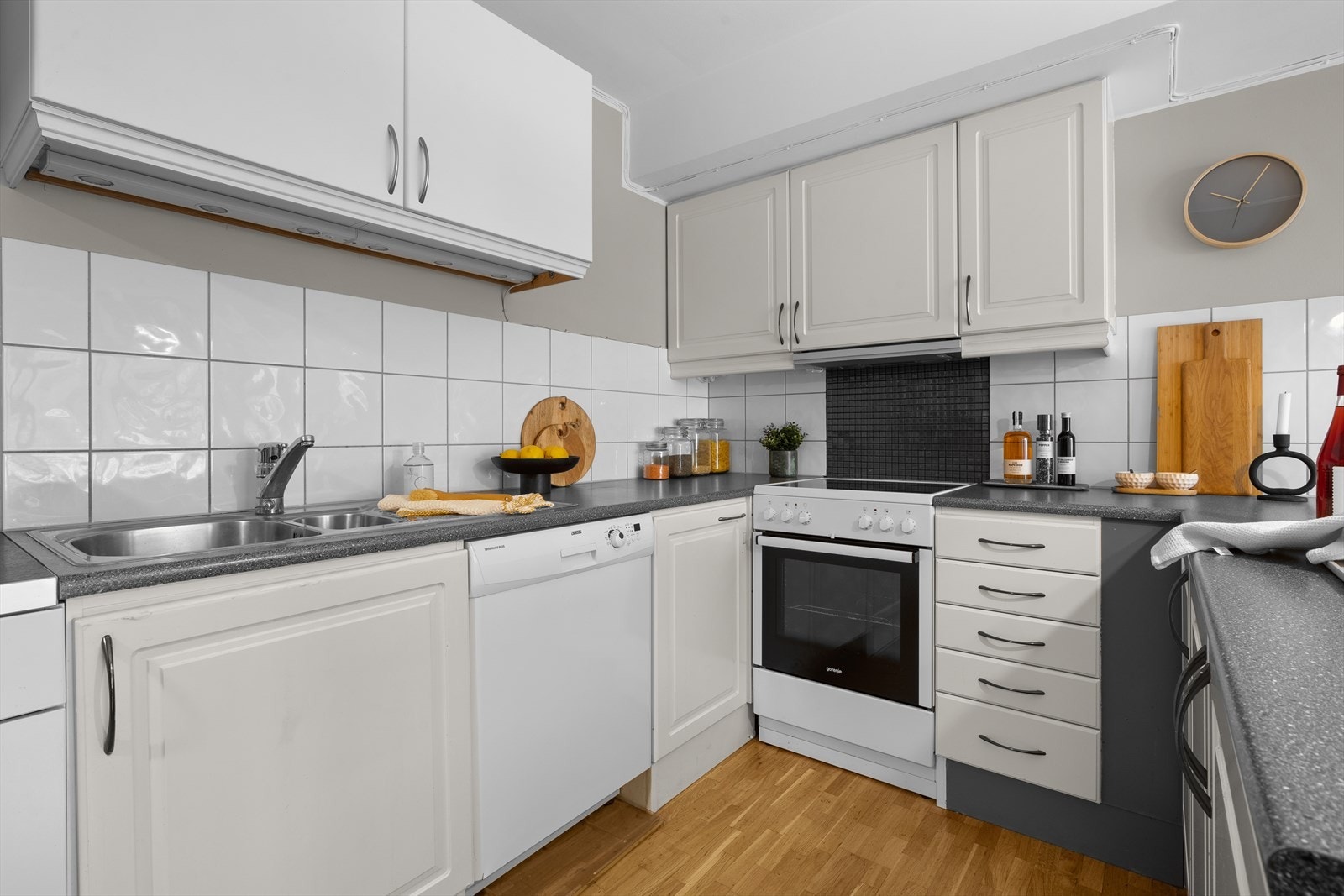 Kjøkkenet har rikelig med benk- og skapplass. Galleribilde