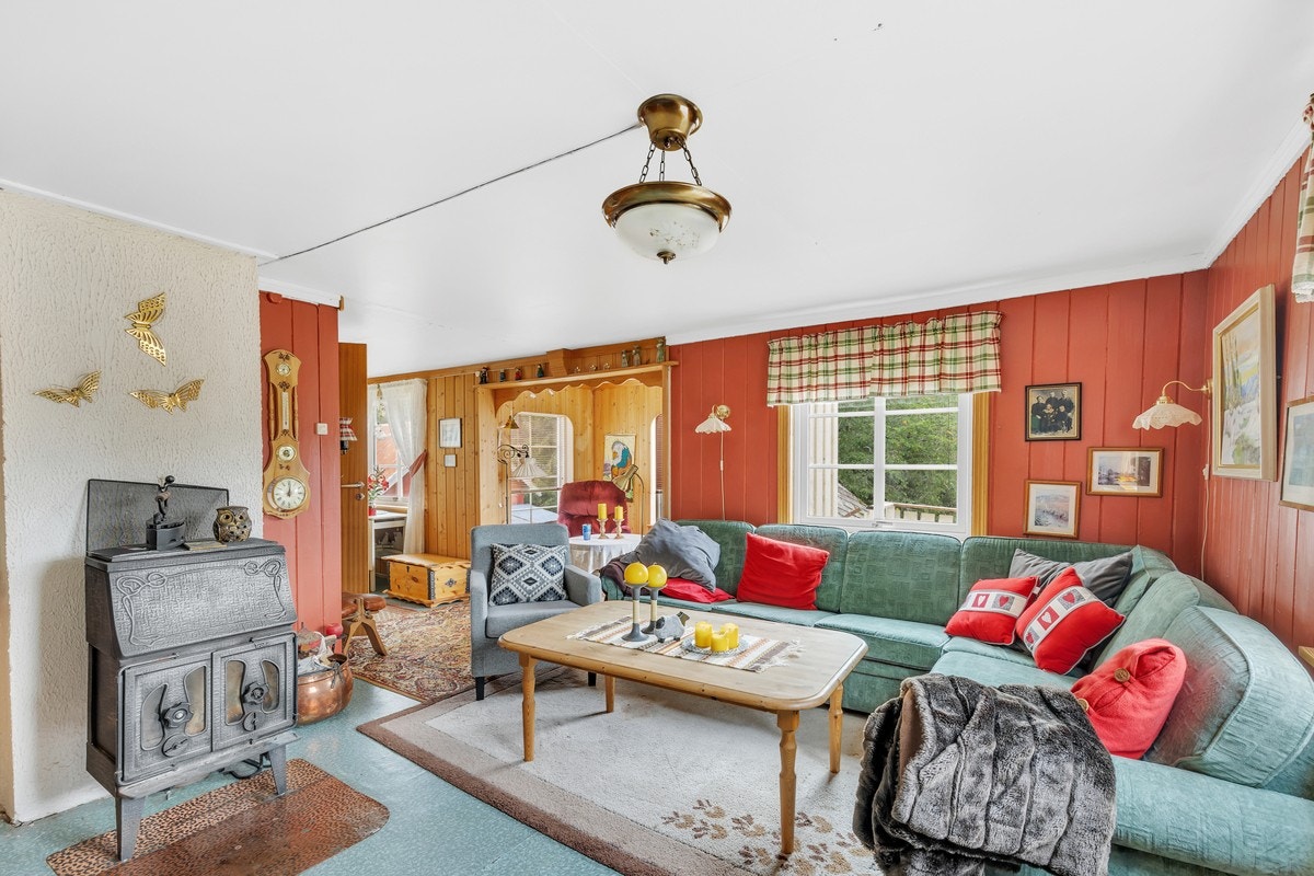 Her får du stor eiendom på ca. 2,4 måls tomt i Flora. Galleribilde