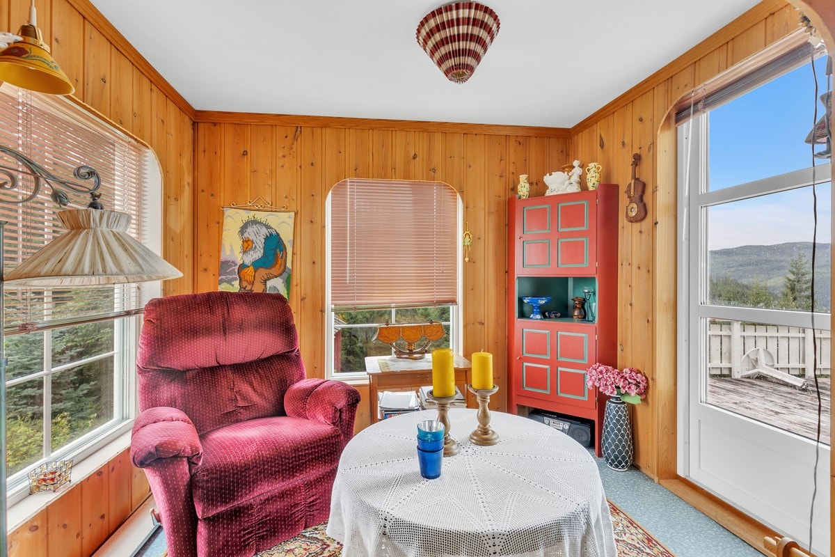 Eiendommen byr på flere soverom, to store terrasser, garasje, redskapsbod og plenareal. Galleribilde