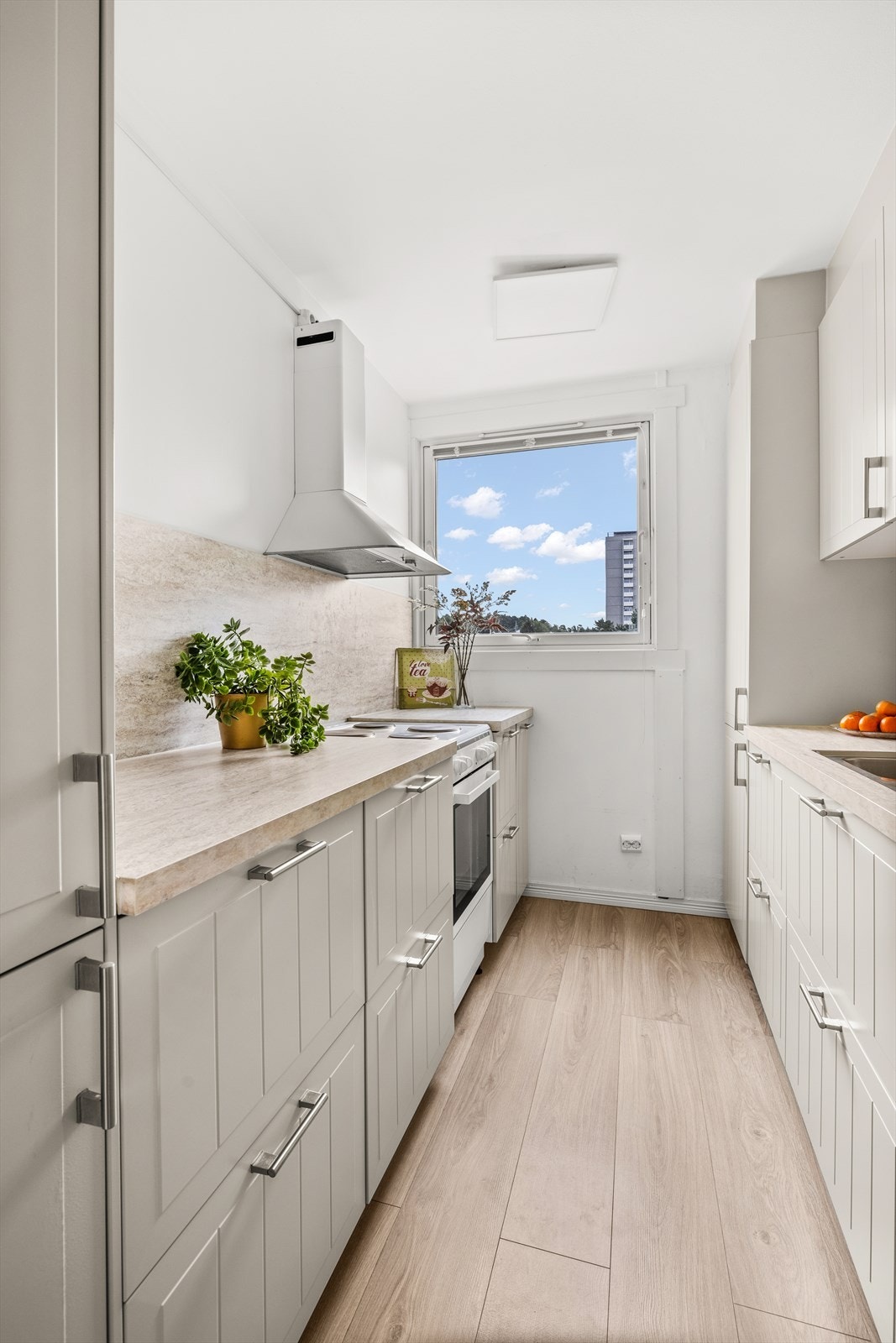 Tidløst og innbydende kjøkken med mye skap- og benkeplass Galleribilde