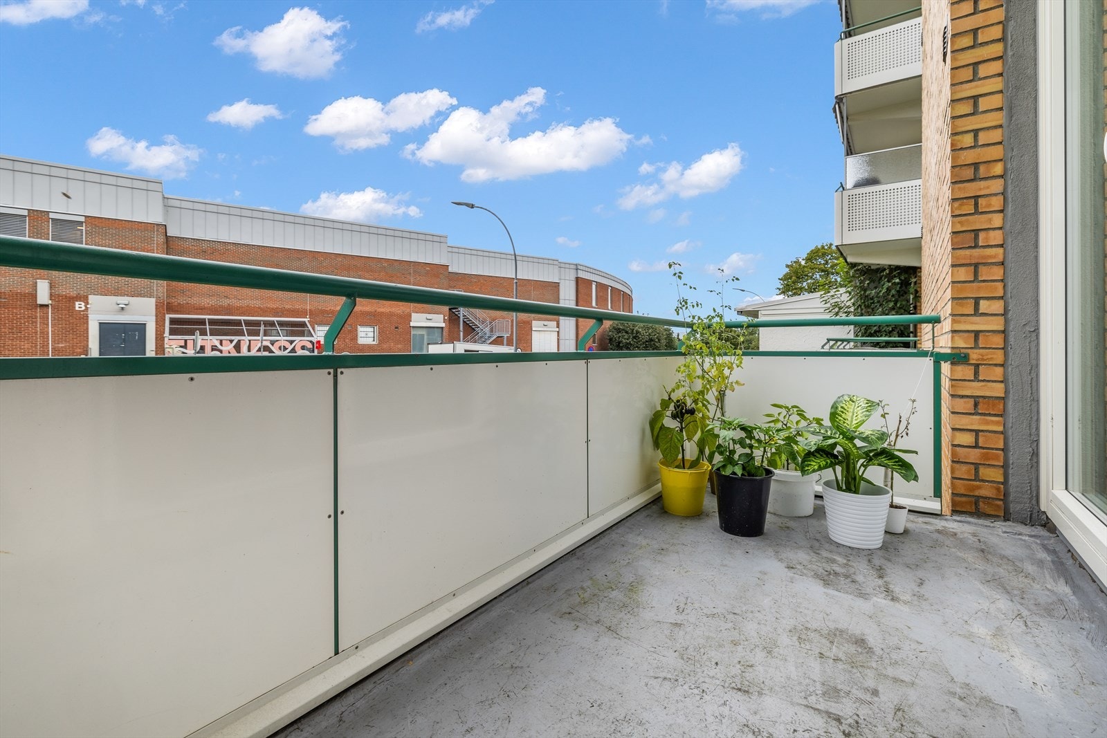 Fra stue er det utgang til nord-vestvendt balkong med optimale solforhold og fin plass til sittegruppe Galleribilde