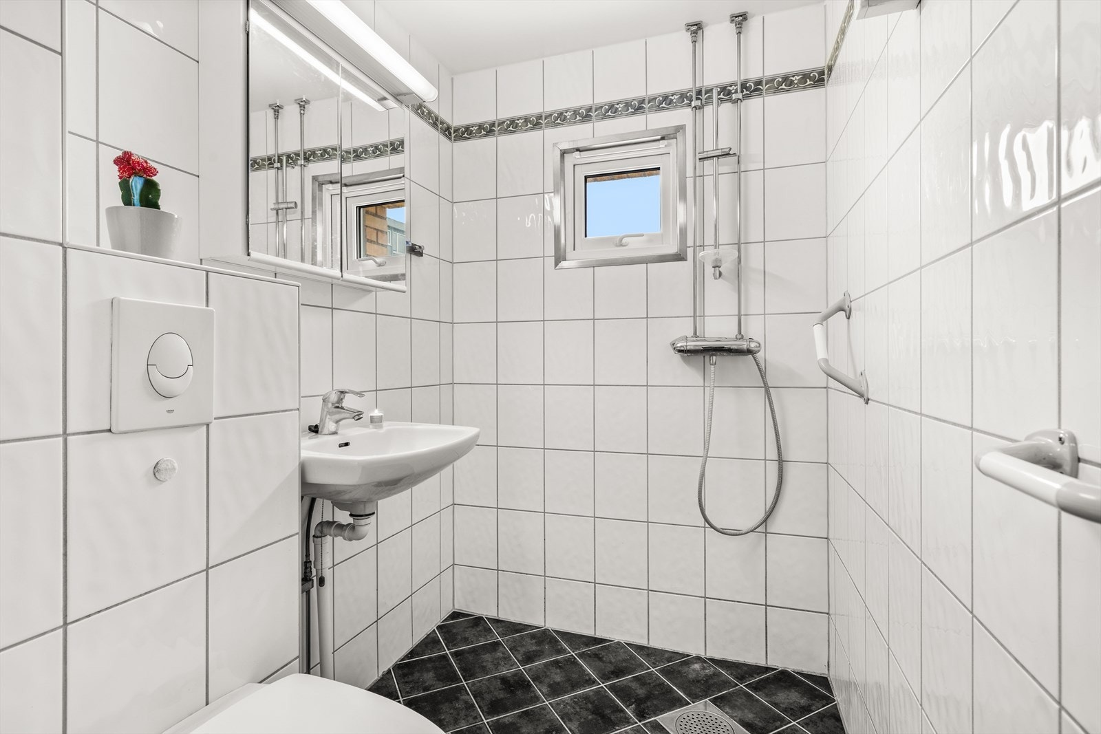 Lyst flislagt baderom fra 2010 i regi av borettslaget Galleribilde