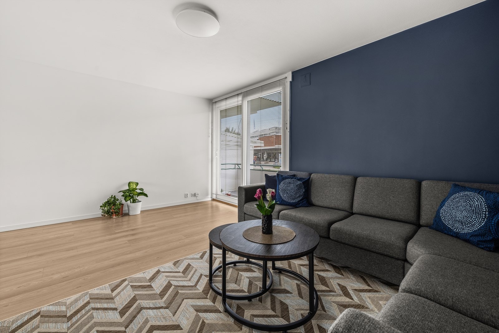 Gjennomgående planløsning og store vindusflater gir gode lys- og solforhold Galleribilde