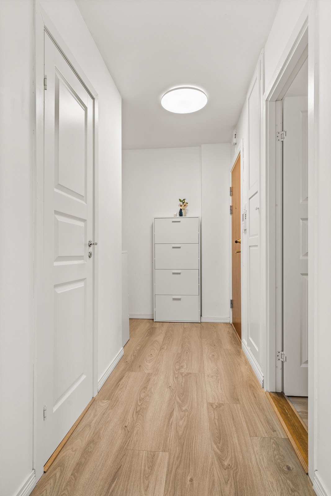 Bygget har fellesvaskeri i kjeller. Leiligheten disponerer også tre boder i kjeller Galleribilde