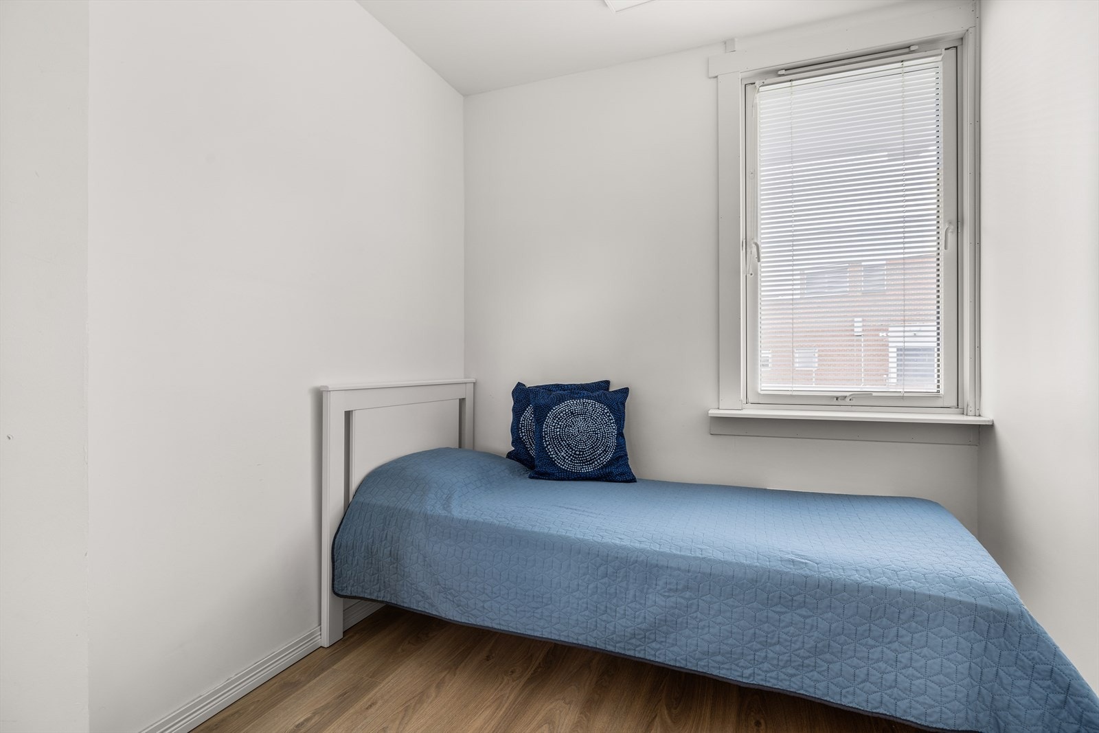 Soverom II | Rommet er av fin størrelse med plass til dobbeltseng Galleribilde