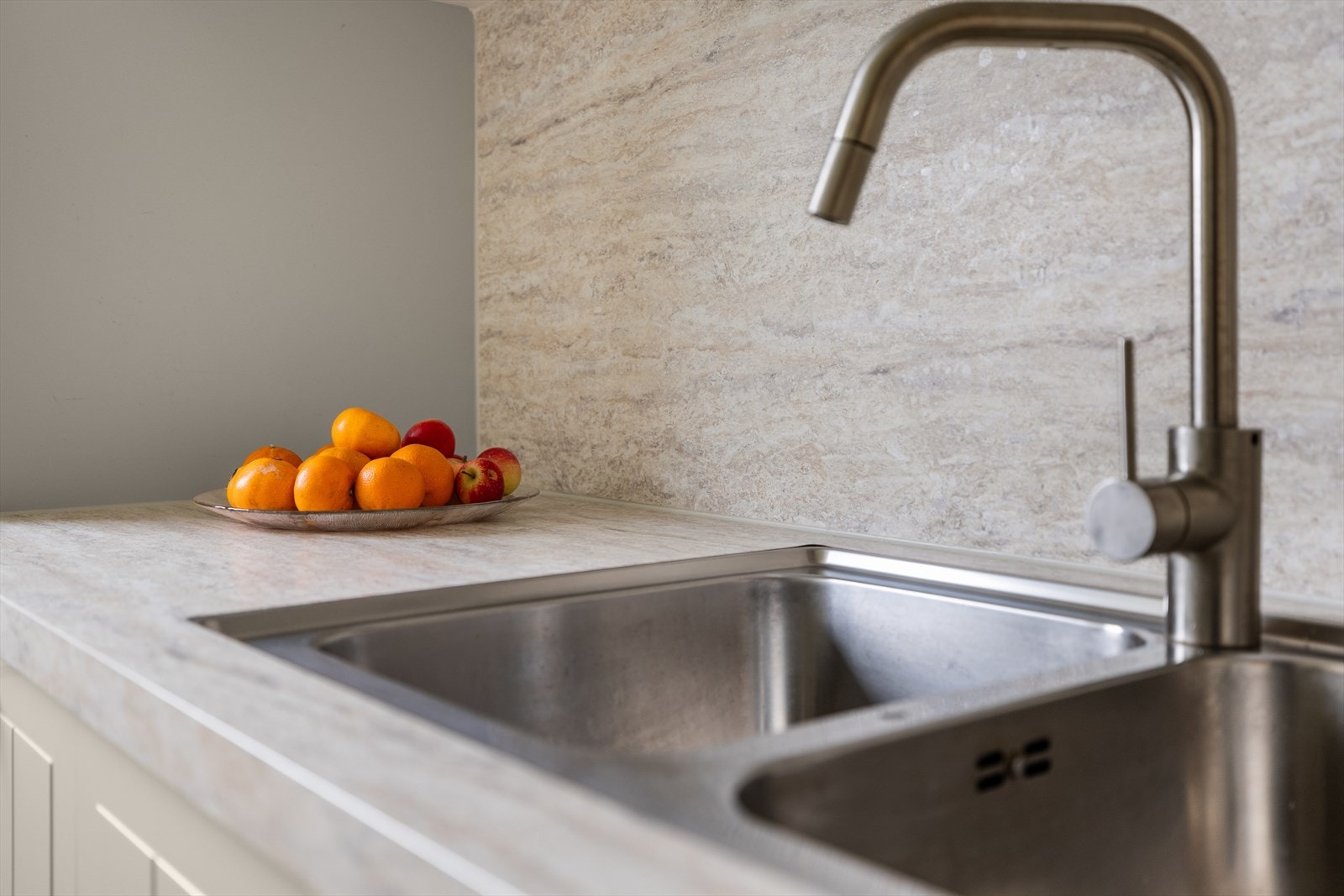 Kjøkkenet består av komfyr, kum med ettgreps
blandebatteri, ventilator og kjøl/fryseskap Galleribilde