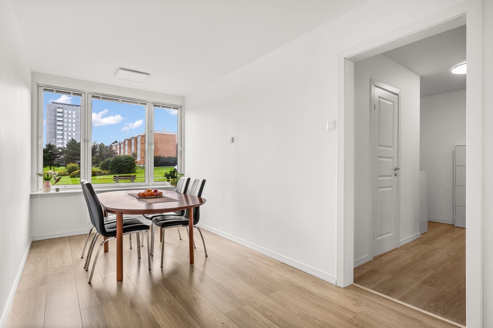 Spisestue med god plass til spisegruppe Galleribilde