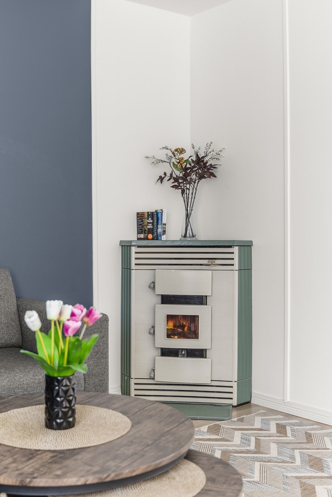 Vedovn i stue gir en lun og hyggelig atmosfære Galleribilde