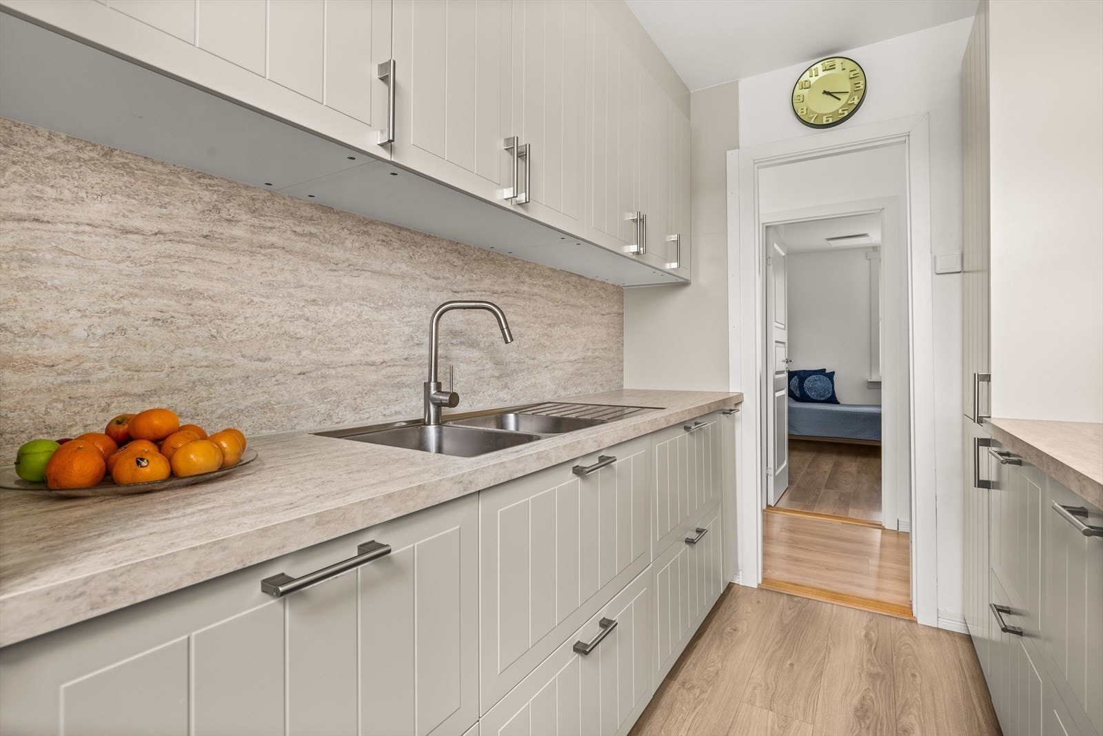 Ny kjøkkeninnredning fra 2023 med mye oppbevaringsplass i over- og underskap Galleribilde