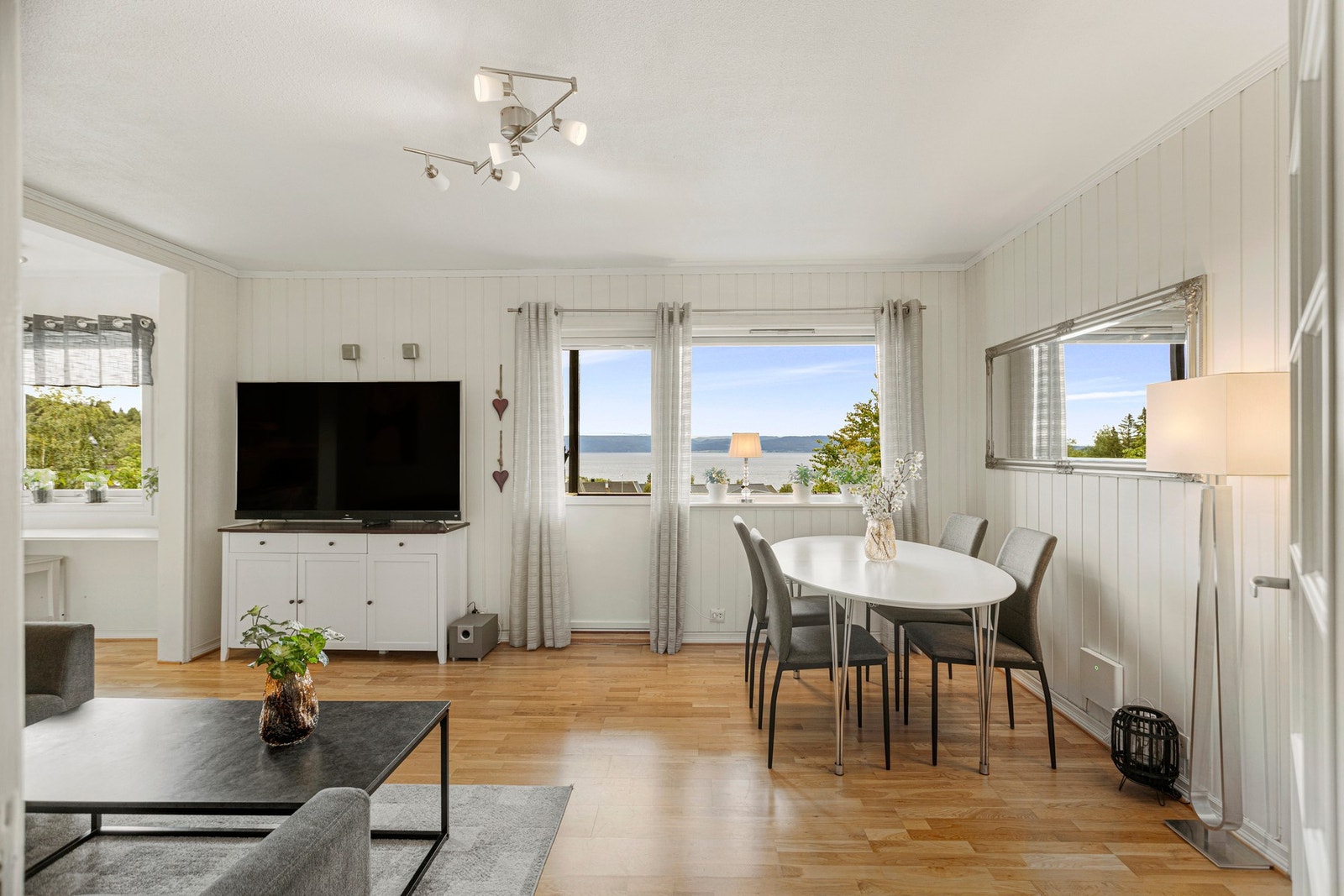 Velholdt toromsleilighet med balkong og sjøutsikt! Galleribilde