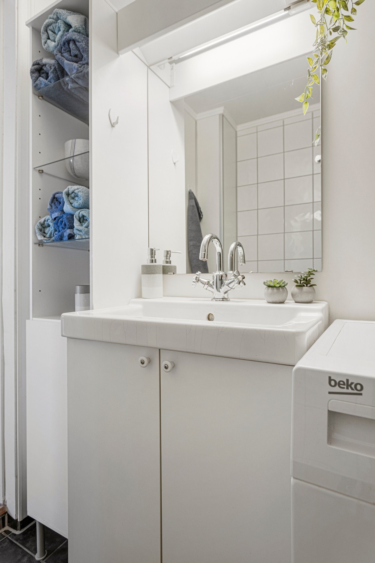 Utstyrt med servantskap, toalett, dusj og opplegg for vaskemaskin Galleribilde