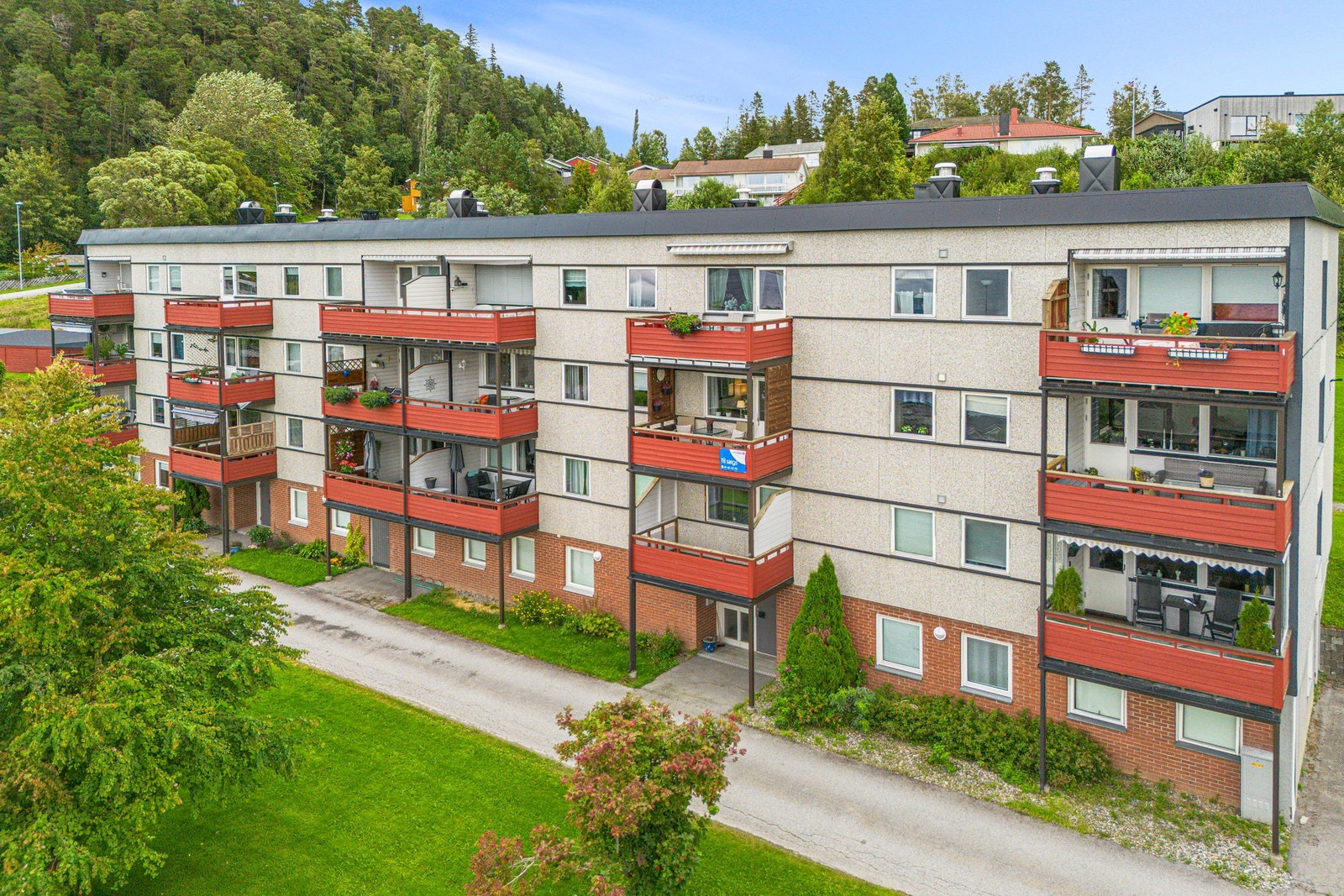 Kort veg til barnehage, barneskole, idrettsanlegg og turområder. Galleribilde