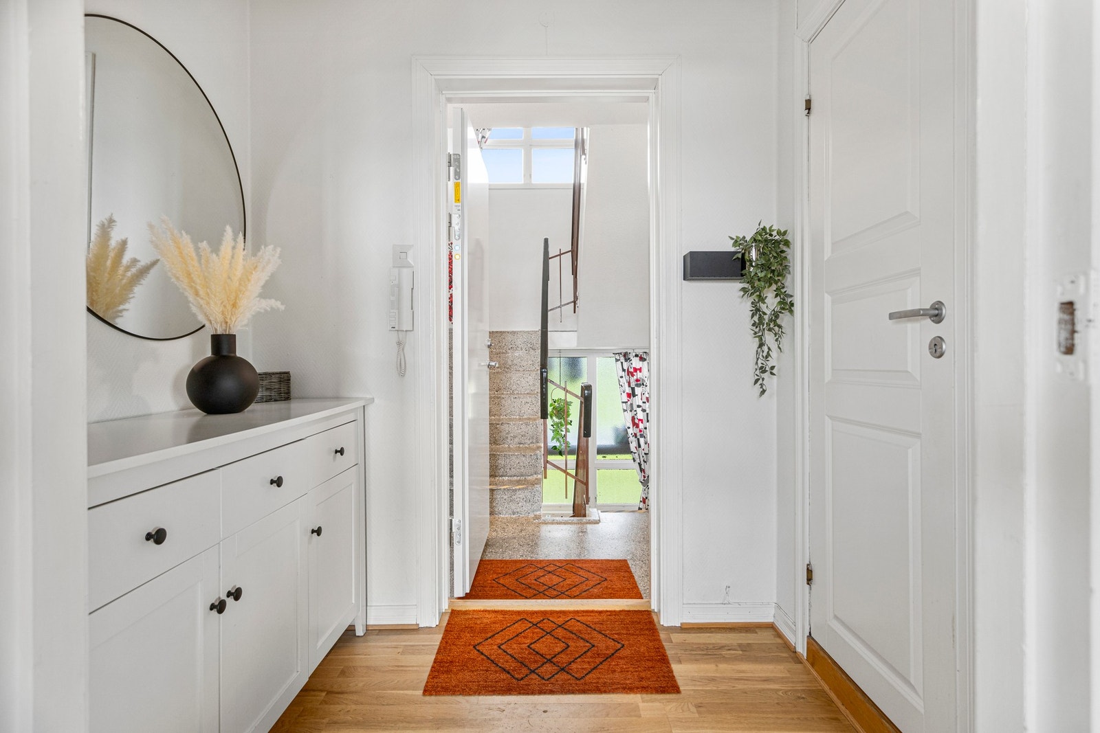 Entré med adkomst ut til felles trappeoppgang. Galleribilde